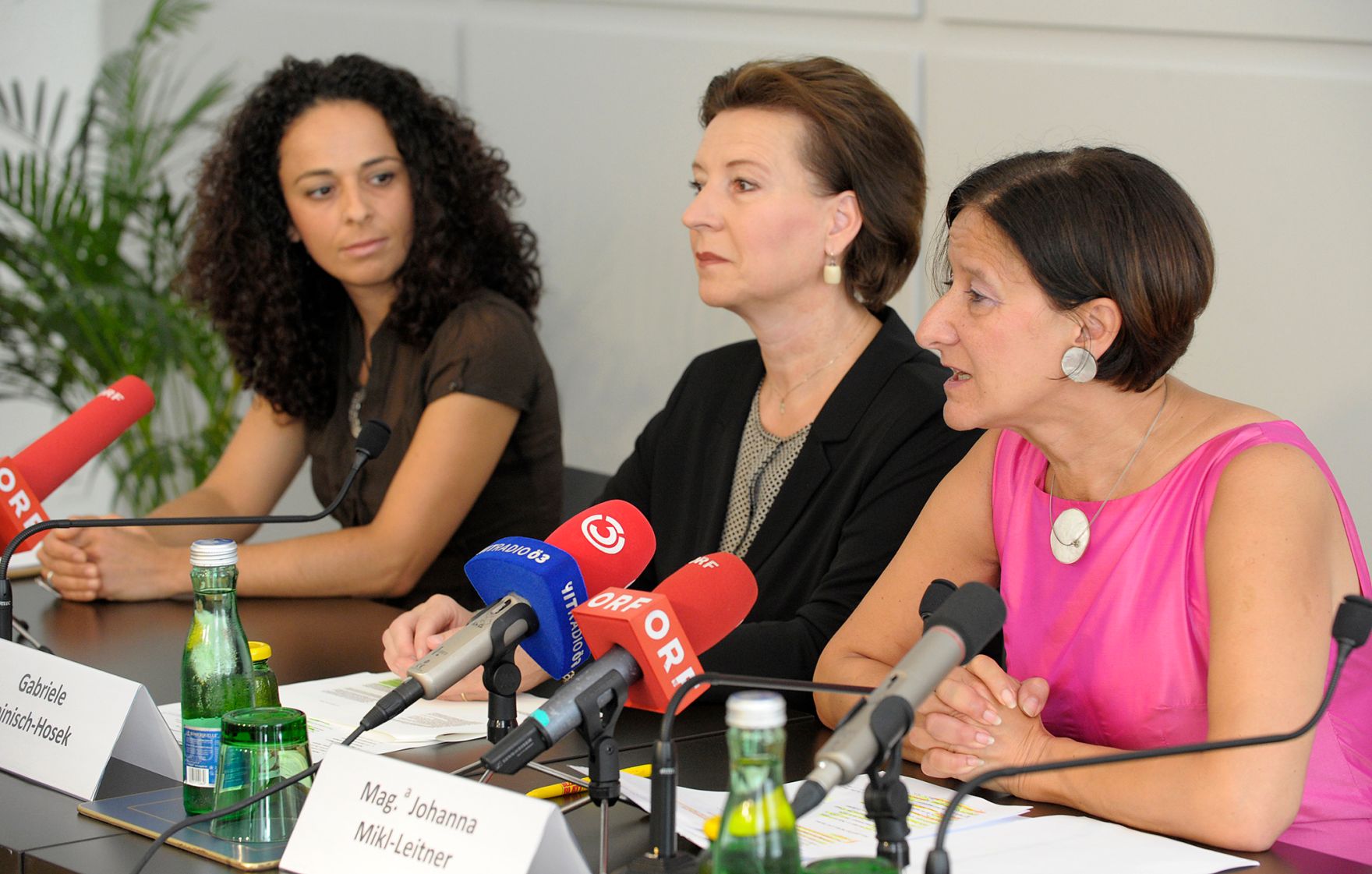 Am 9. Juli 2013 fand die Presskonferenz &bdquo;Start der Notwohnungen f&uuml;r Betroffene und Bedrohte von Zwangsheirat&ldquo; statt. Im Bild (v.l.n.r.) Meltem Weiland vom Verein OrientExpress, Frauenministerin Gabriele Heinisch-Hosek und Innenministerin Johanna Mikl-Leitner.