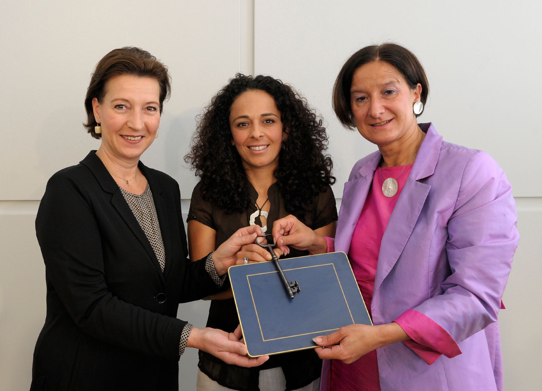 Am 9. Juli 2013 fand die Presskonferenz &bdquo;Start der Notwohnungen f&uuml;r Betroffene und Bedrohte von Zwangsheirat&ldquo; statt. Im Bild Frauenministerin Gabriele Heinisch-Hosek (l.) mit Innenministerin Johanna Mikl-Leitner (r.) und Meltem Weiland vom Verein OrientExpress (m.) bei der symbolischen Schl&uuml;ssel&uuml;bergabe.