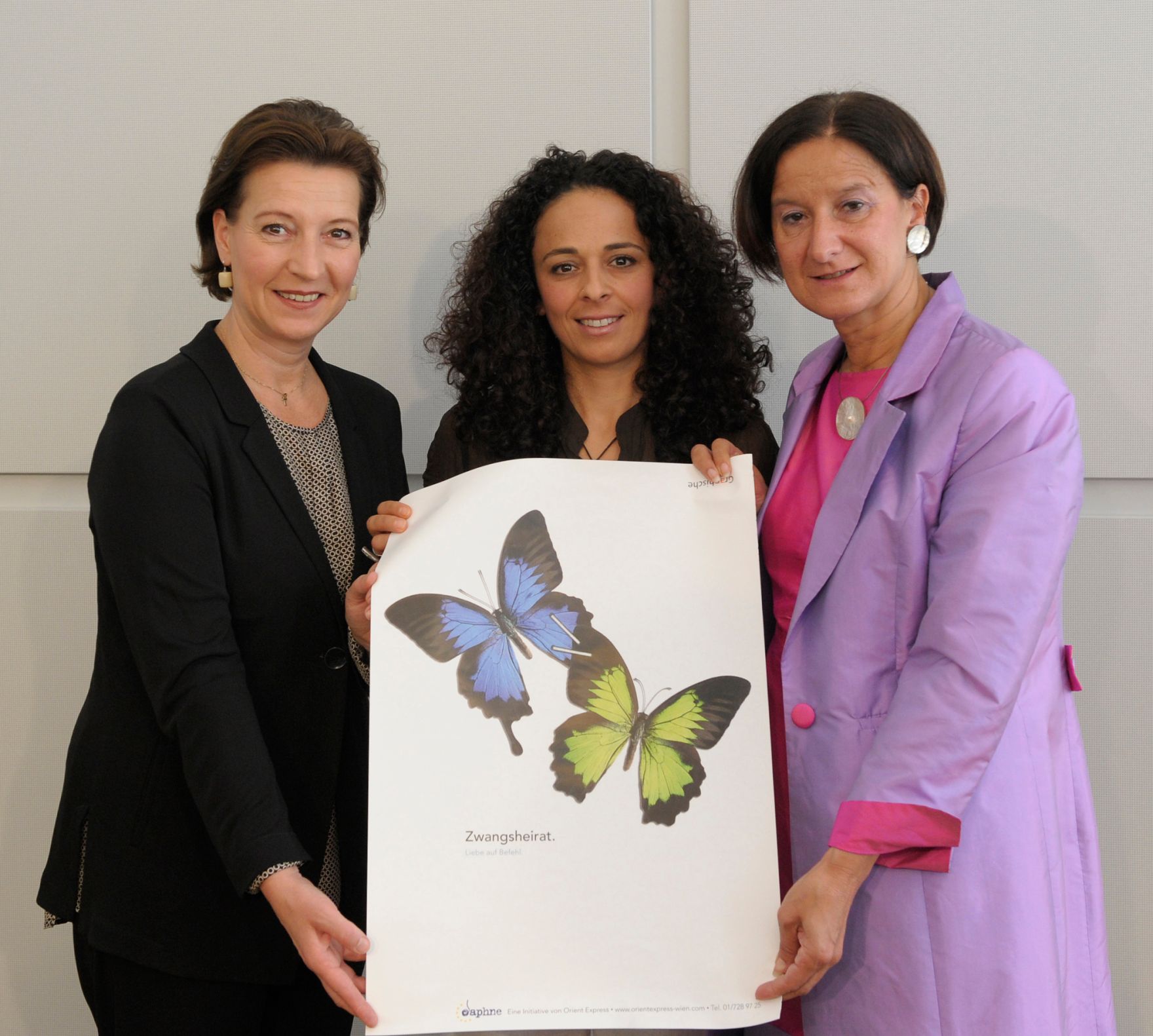 Am 9. Juli 2013 fand die Presskonferenz &bdquo;Start der Notwohnungen f&uuml;r Betroffene und Bedrohte von Zwangsheirat&ldquo; statt. Im Bild Frauenministerin Gabriele Heinisch-Hosek (l.) mit Innenministerin Johanna Mikl-Leitner (r.) und Meltem Weiland vom Verein OrientExpress (m.).