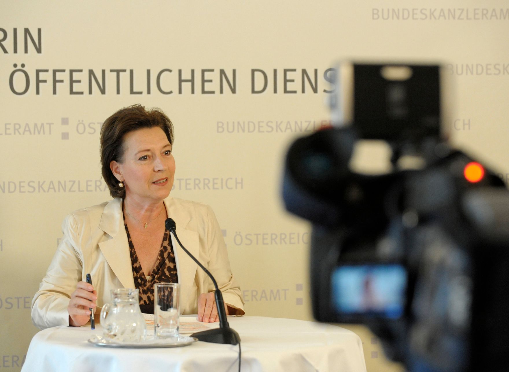 Am 15. Juli 2013 gab Frauenministerin Gabriele Heinisch-Hosek (im Bild) eine Pressekonferenz zu "5 Jahren erfolgreiche Frauenpolitik".
