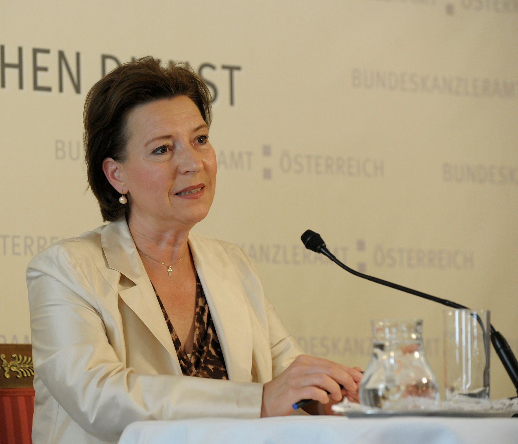 Am 15. Juli 2013 gab Frauenministerin Gabriele Heinisch-Hosek (im Bild) eine Pressekonferenz zu "5 Jahren erfolgreiche Frauenpolitik".