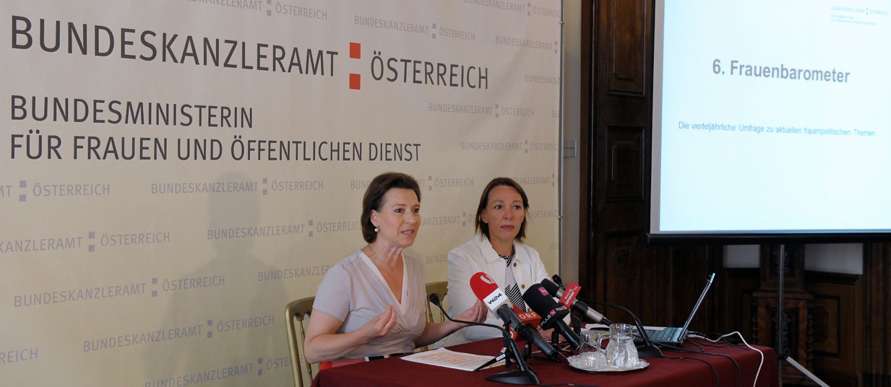 Am 19. Juli 2013 pr&auml;sentierte Frauenministerin Gabriele Heinisch-Hosek (l.) gemeinsam mit Christina Matzka (r.) das 6. Frauenbarometer mit den Schwerpunkten &bdquo;Beruflicher Wiedereinstieg, &Uuml;berstunden und betriebliche Gesundheitsvorsorge&ldquo;.