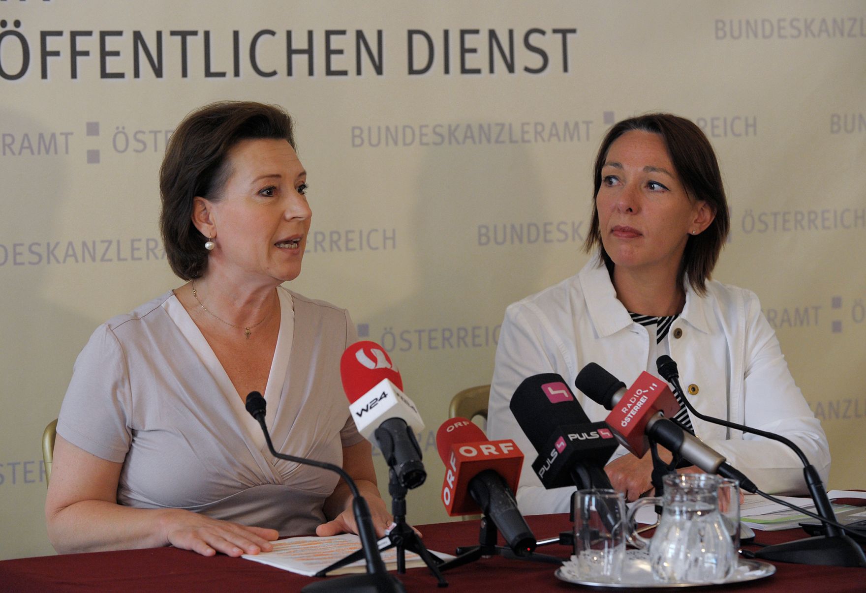 Am 19. Juli 2013 pr&auml;sentierte Frauenministerin Gabriele Heinisch-Hosek (l.) gemeinsam mit Christina Matzka (r.) das 6. Frauenbarometer mit den Schwerpunkten &bdquo;Beruflicher Wiedereinstieg, &Uuml;berstunden und betriebliche Gesundheitsvorsorge&ldquo;.