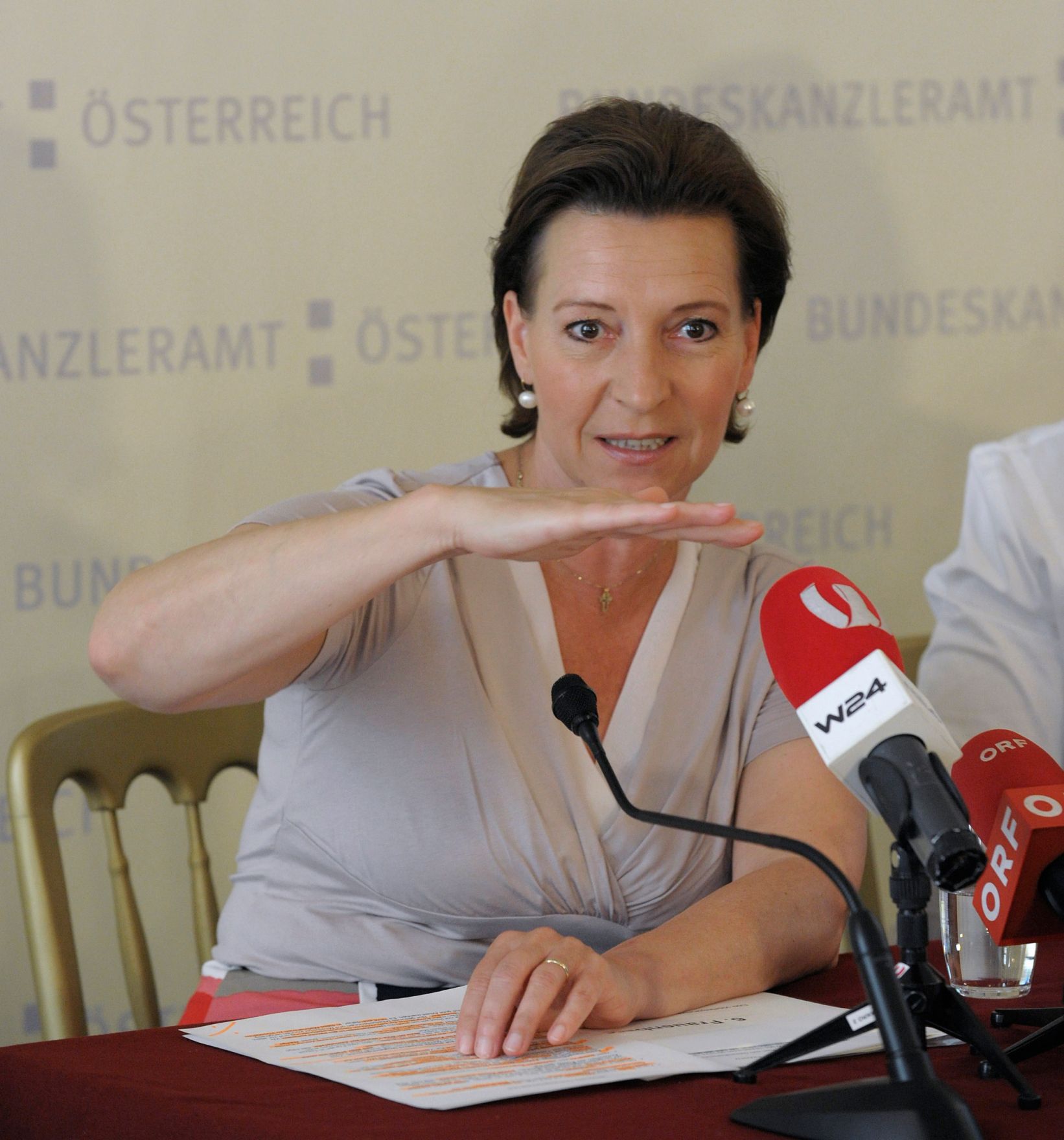 Am 19. Juli 2013 pr&auml;sentierte Frauenministerin Gabriele Heinisch-Hosek (im Bild) gemeinsam mit Christina Matzka das 6. Frauenbarometer mit den Schwerpunkten &bdquo;Beruflicher Wiedereinstieg, &Uuml;berstunden und betriebliche Gesundheitsvorsorge&ldquo;.