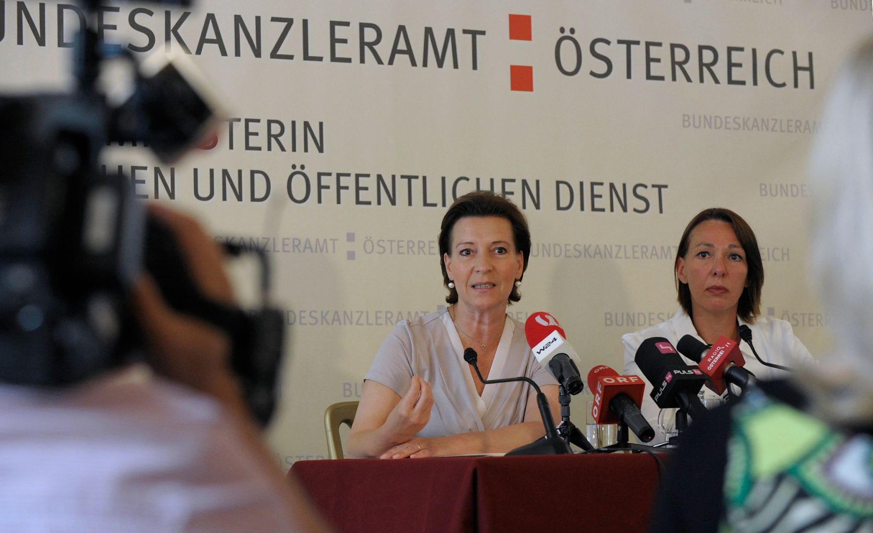 Am 19. Juli 2013 pr&auml;sentierte Frauenministerin Gabriele Heinisch-Hosek (l.) gemeinsam mit Christina Matzka (r.) das 6. Frauenbarometer mit den Schwerpunkten &bdquo;Beruflicher Wiedereinstieg, &Uuml;berstunden und betriebliche Gesundheitsvorsorge&ldquo;.