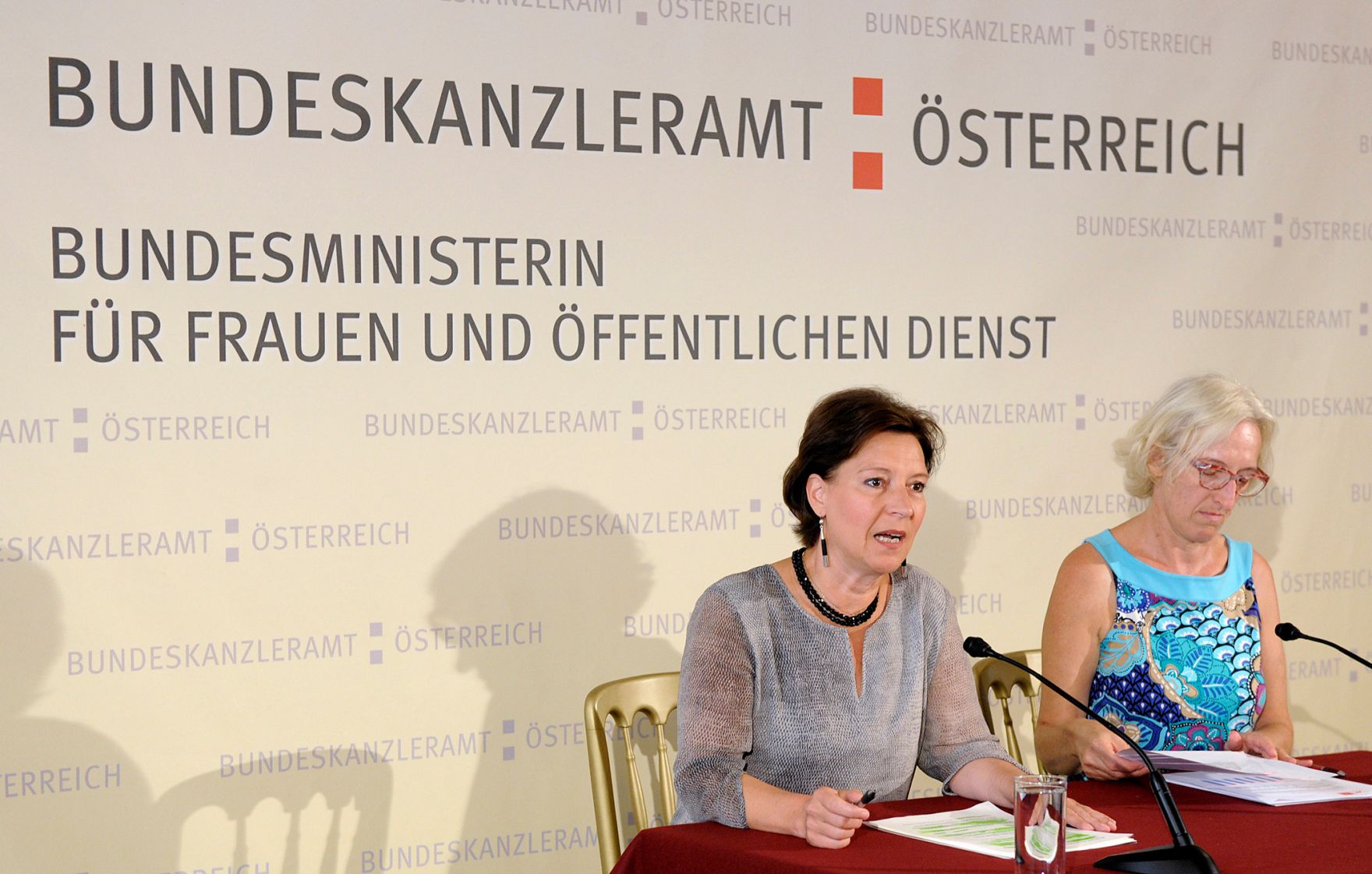 Am 29. Juli 2013 fand ein Pressegespr&auml;ch mit Frauenministerin Gabriele Heinisch-Hosek (l.) und Ingrid Moritz, Leiterin der Abteilung Frauen und Familie in der Arbeiterkammer Wien (r.) zum Thema &bdquo;Frauenpensionsalter und arbeitsmarktpolitische Implikationen&ldquo; statt.