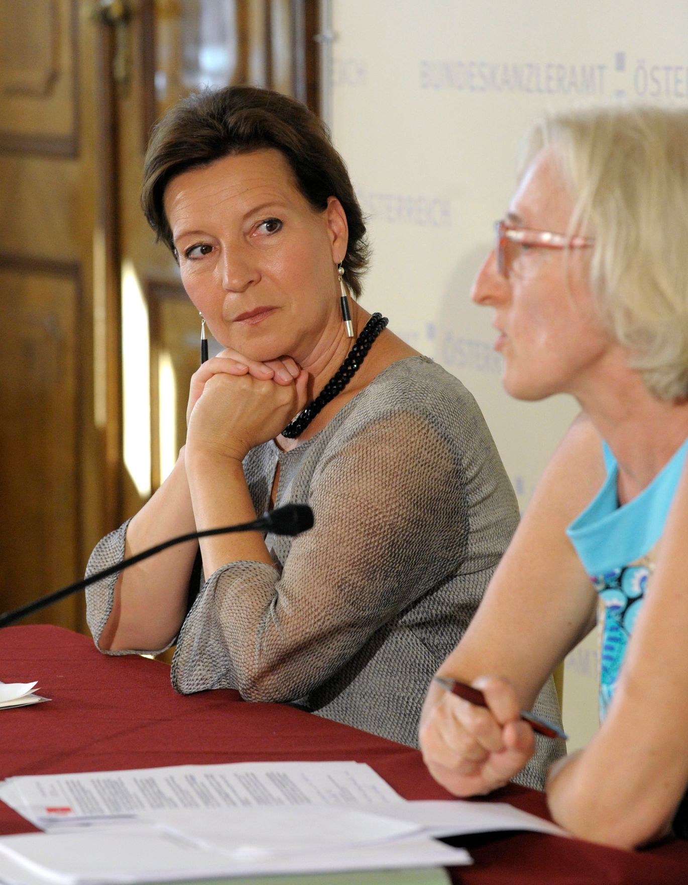 Am 29. Juli 2013 fand ein Pressegespr&auml;ch mit Frauenministerin Gabriele Heinisch-Hosek (l.) und Ingrid Moritz, Leiterin der Abteilung Frauen und Familie in der Arbeiterkammer Wien (r.) zum Thema &bdquo;Frauenpensionsalter und arbeitsmarktpolitische Implikationen&ldquo; statt.