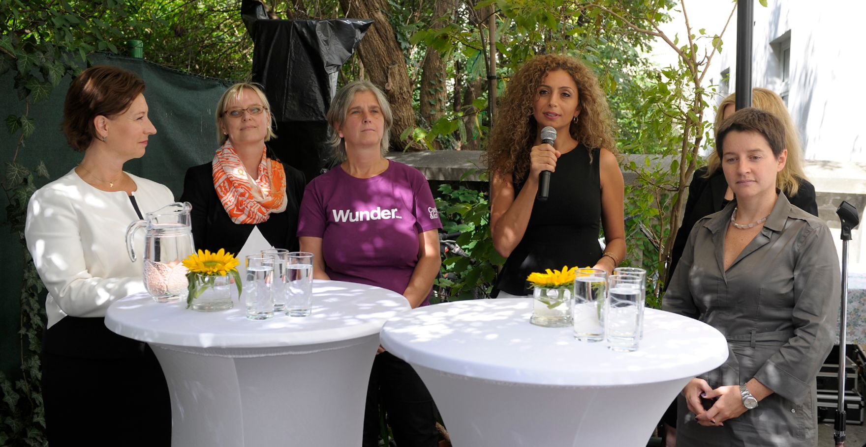 Am 29. August 2013 besuchte Frauenministerin Gabriele Heinisch-Hosek (l.) anl&auml;sslich des 10-j&auml;hrigen Bestehens das Caritas FrauenWohnZimmer.