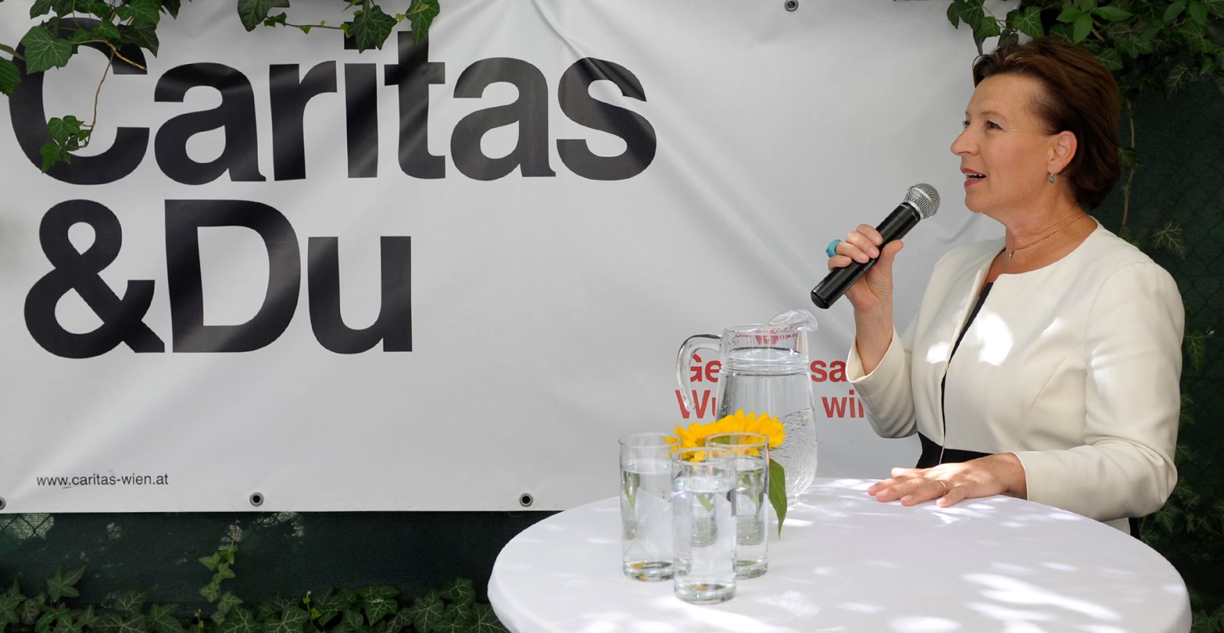 Am 29. August 2013 besuchte Frauenministerin Gabriele Heinisch-Hosek (im Bild) anl&auml;sslich des 10-j&auml;hrigen Bestehens das Caritas FrauenWohnZimmer.