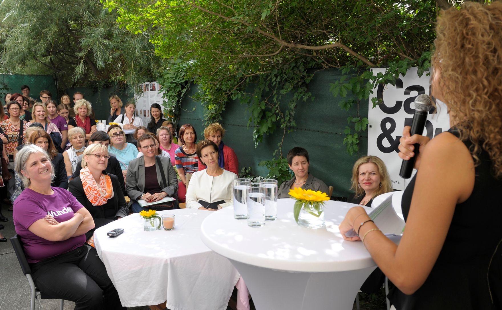 Am 29. August 2013 besuchte Frauenministerin Gabriele Heinisch-Hosek anl&auml;sslich des 10-j&auml;hrigen Bestehens das Caritas FrauenWohnZimmer.