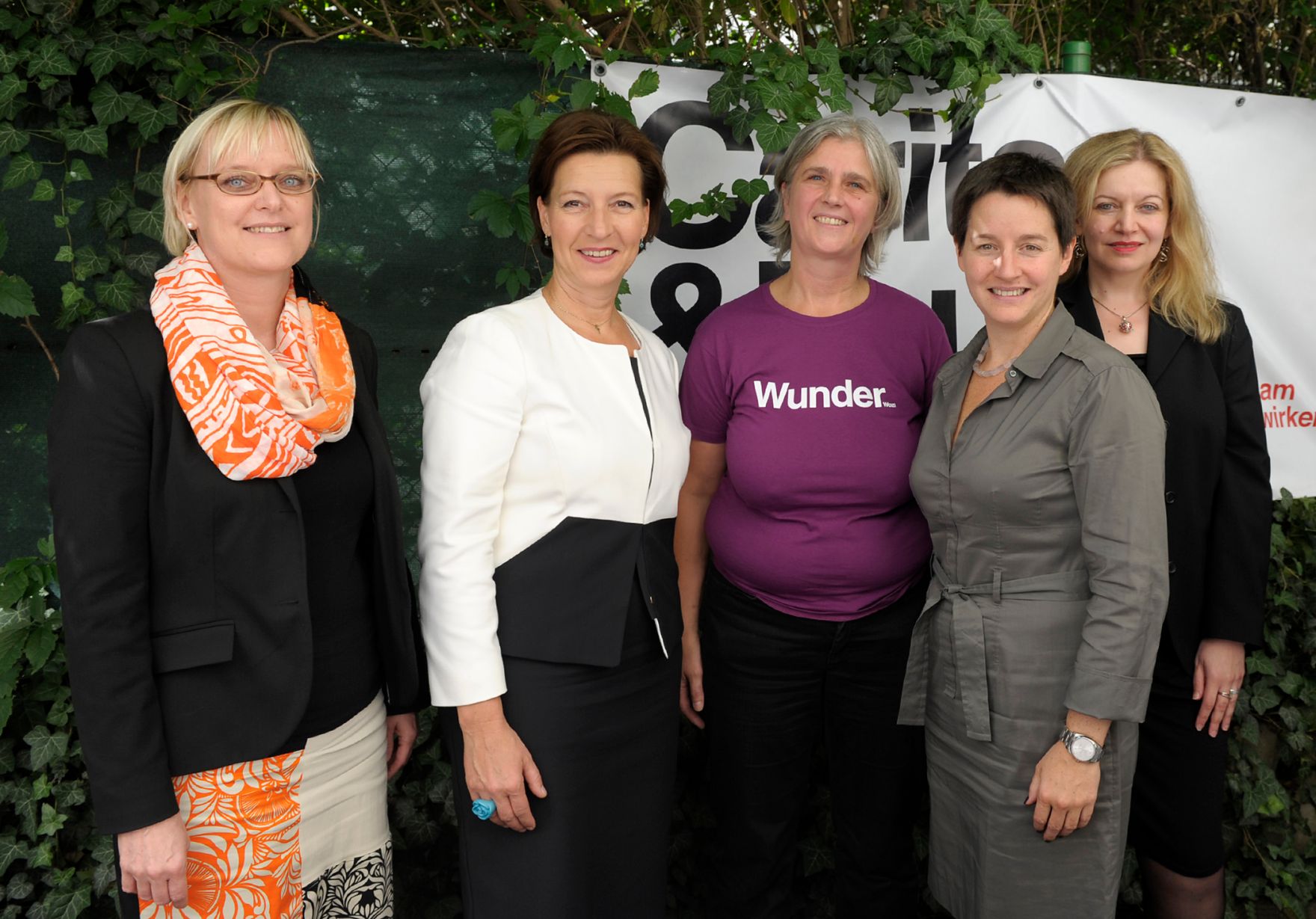 Am 29. August 2013 besuchte Frauenministerin Gabriele Heinisch-Hosek anl&auml;sslich des 10-j&auml;hrigen Bestehens das Caritas FrauenWohnZimmer. Im Bild (v.l.n.r.): Elke Beermann (Caritas), Frauenministerin Gabriele Heinisch-Hosek, Elvira Loibl (Caritas), Stadtr&auml;tin Sonja Wehsely und Anita Bauer vom Fond Soziales Wien.