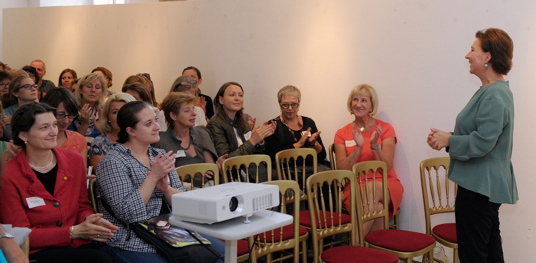 Am 30. August 2013 lud Frauenministerin Gabriele Heinisch-Hosek Akteurinnen und Akteure aus dem Gleichstellungsbereich zum Sommer-Gleichstellungsfest in das Wiener Palais Porcia ein.