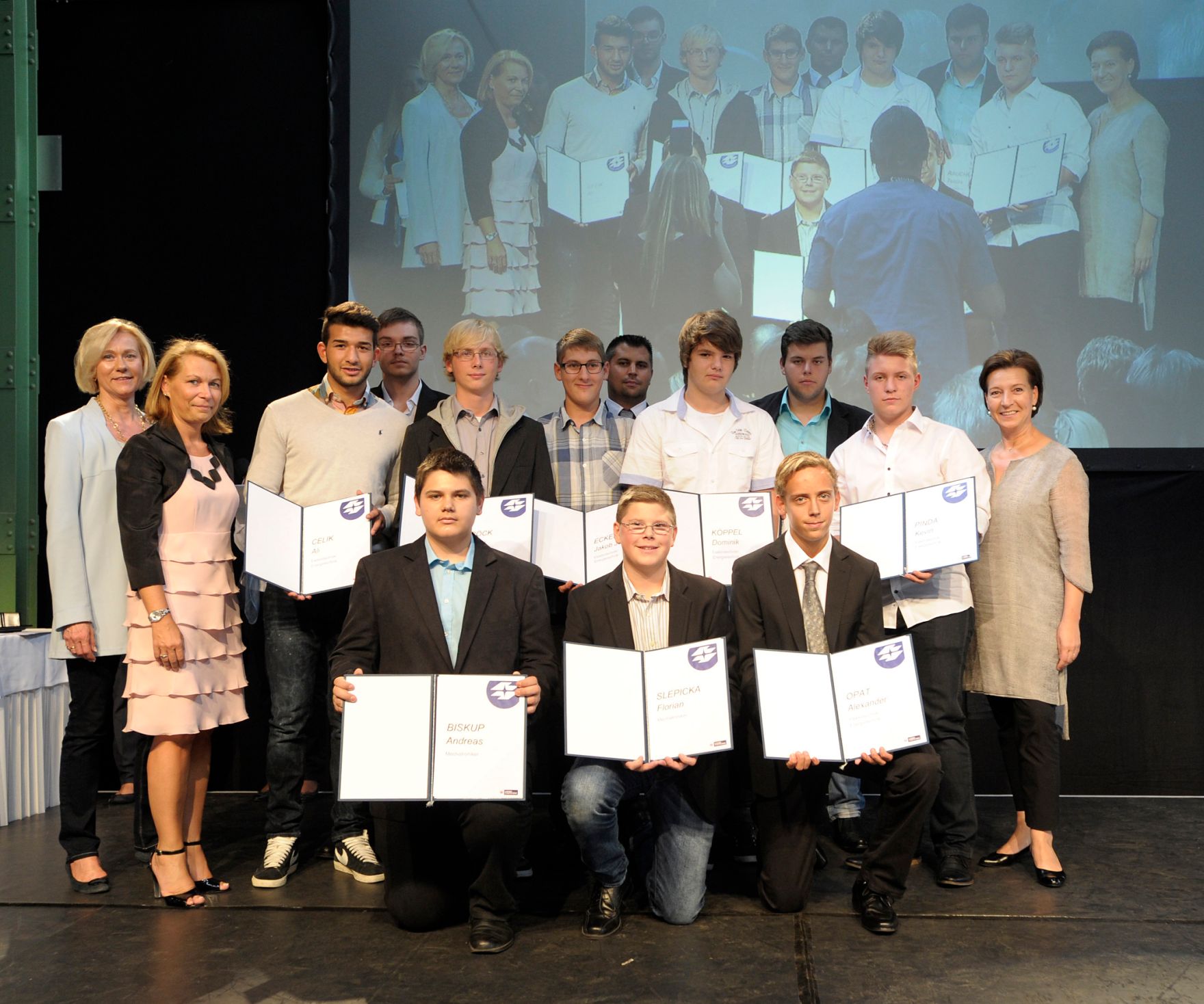 Am 4. September 2013 nahm Bundesministerin Gabriele Heinisch-Hosek (r.) am Lehrlingstag der Wiener Stadtwerke teil.