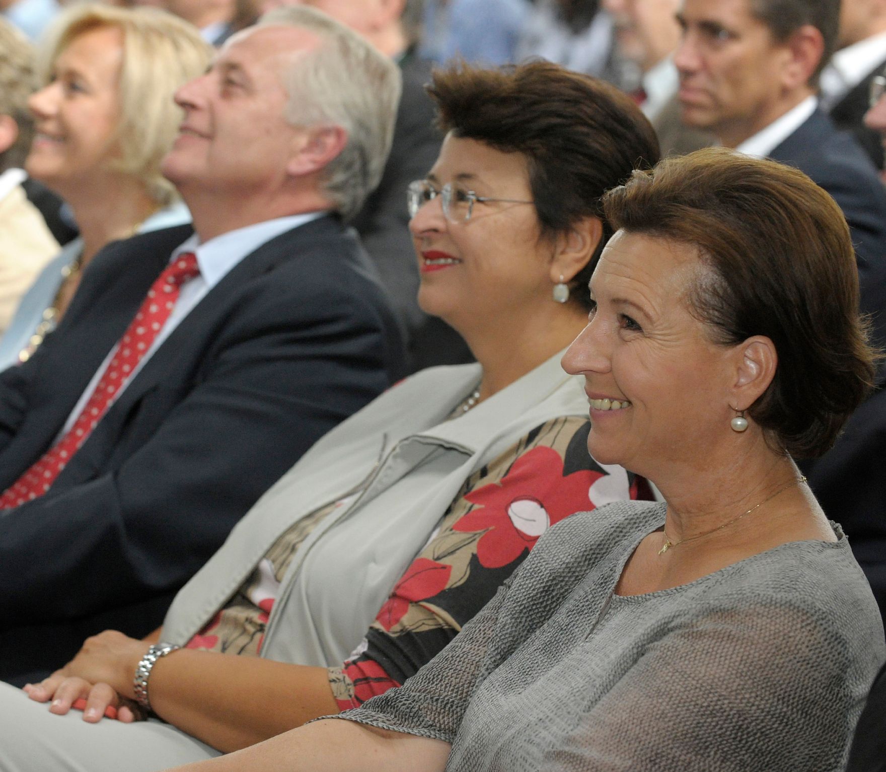 Am 4. September 2013 nahm Bundesministerin Gabriele Heinisch-Hosek am Lehrlingstag der Wiener Stadtwerke teil. Im Bild (r.) mit Vizeb&uuml;rgermeisterin Renate Brauner (m.) und Sozialminister Rudolf Hundstorfer (l.).