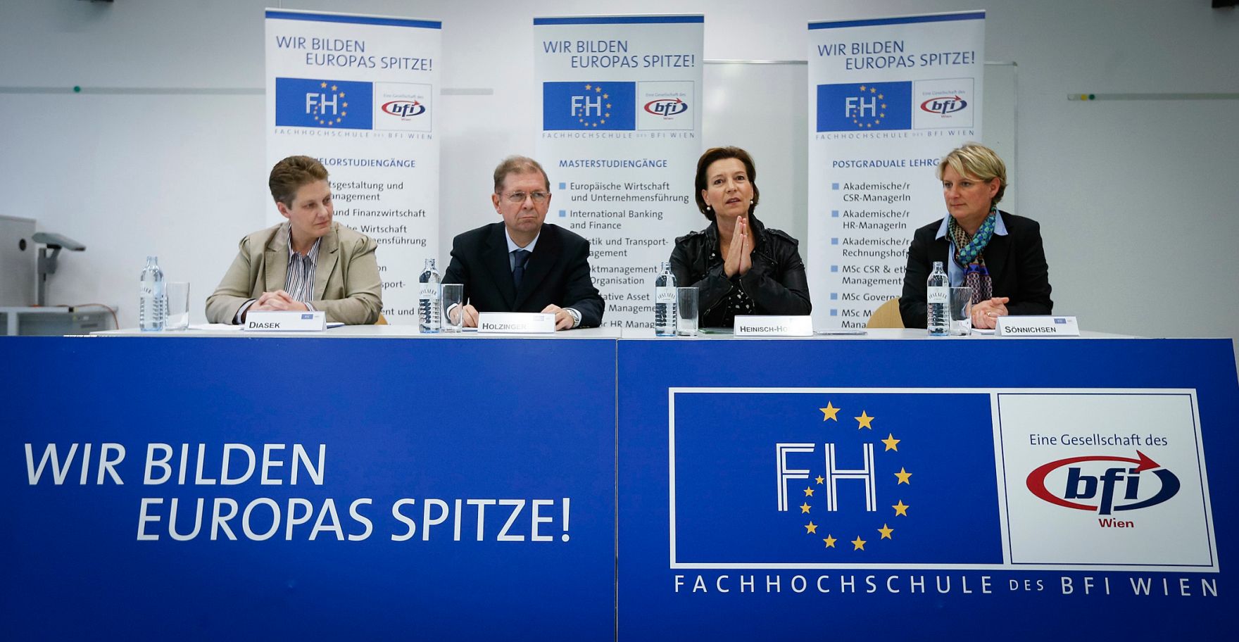Am 23. September 2013 pr&auml;sentierte die Frauenministerin das &quot;Babymonat&quot; an der Fachhochschule des bfi Wien GmbH. Im Bild (v.l.n.r.) die Vorsitzende des Betriebsrates der FH des bfi Wien Michaela Diasek, der Gesch&auml;ftsf&uuml;hrer der FH des bfi Wien Helmut Holzinger, Frauenministerin Gabriele Heinisch-Hosek und die Public Relations Beauftragte der FH des bfi Wien Angelika S&ouml;nnichsen.