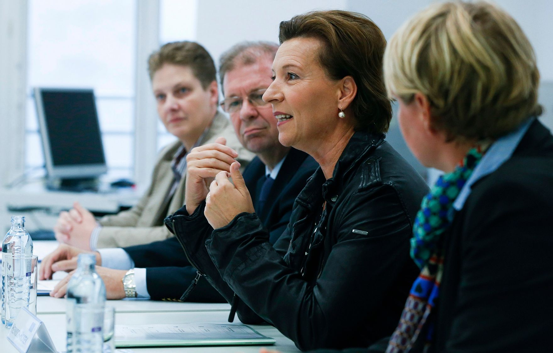 Am 23. September 2013 pr&auml;sentierte die Frauenministerin das &quot;Babymonat&quot; an der Fachhochschule des bfi Wien GmbH. Im Bild (v.l.n.r.) die Vorsitzende des Betriebsrates der FH des bfi Wien Michaela Diasek, der Gesch&auml;ftsf&uuml;hrer der FH des bfi Wien Helmut Holzinger, Frauenministerin Gabriele Heinisch-Hosek und die Public Relations Beauftragte der FH des bfi Wien Angelika S&ouml;nnichsen.