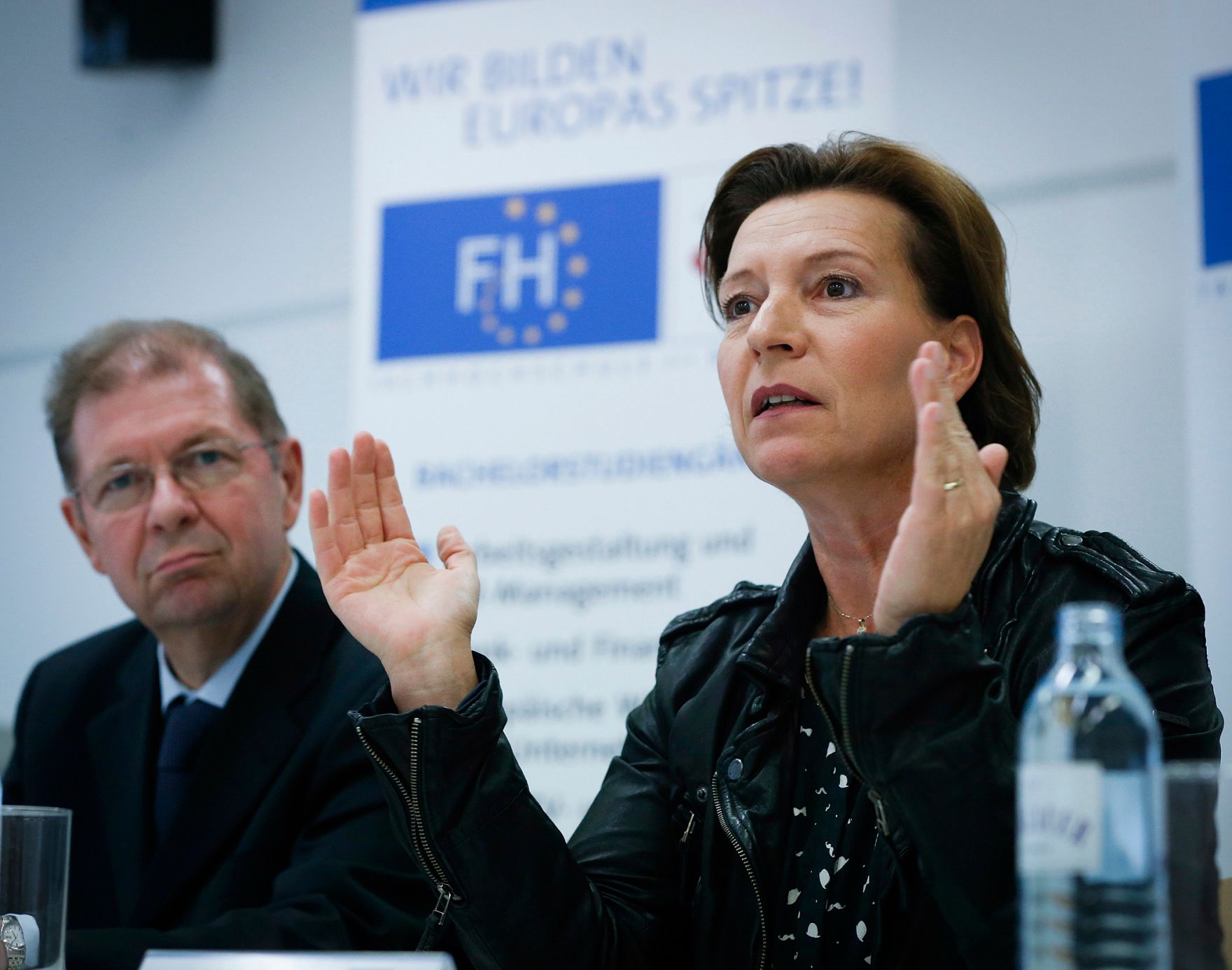 Am 23. September 2013 pr&auml;sentierte Frauenministerin Gabriele Heinisch-Hosek (r.) das &quot;Babymonat&quot; an der Fachhochschule des bfi Wien GmbH. Im Bild mit dem Gesch&auml;ftsf&uuml;hrer der FH des bfi Wien Helmut Holzinger (l.).