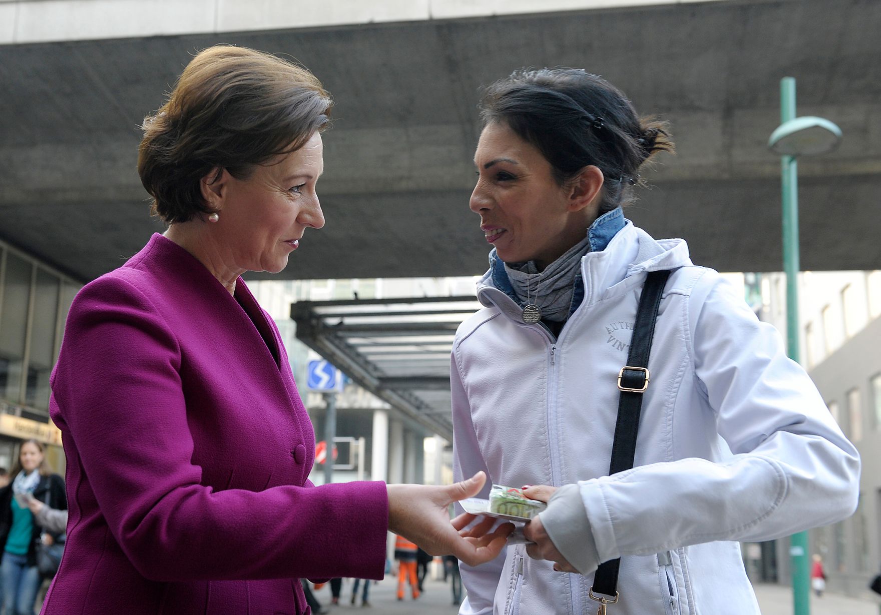 Am 8. Oktober 2013 nahm Frauenministerin Gabriele Heinisch-Hosek (l.) an der Verteileraktion der Gewerkschaft vida anl&auml;sslich des bundesweiten Equal Pay Days teil.