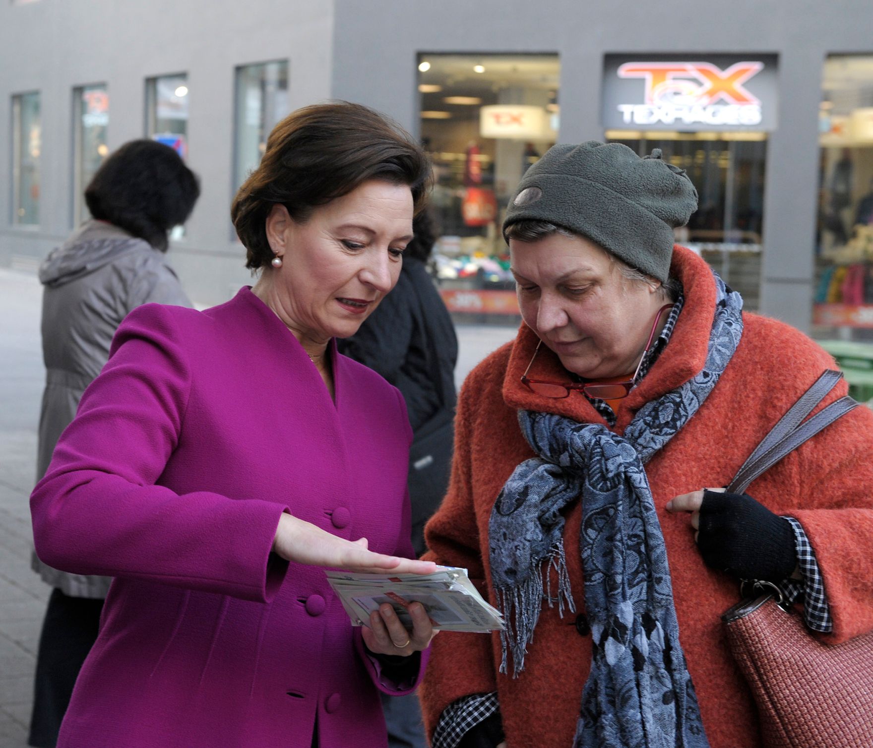 Am 8. Oktober 2013 nahm Frauenministerin Gabriele Heinisch-Hosek (l.) an der Verteileraktion der Gewerkschaft vida anl&auml;sslich des bundesweiten Equal Pay Days teil.