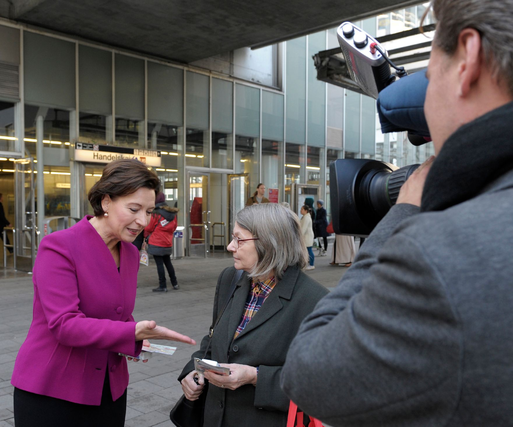Am 8. Oktober 2013 nahm Frauenministerin Gabriele Heinisch-Hosek (l.) an der Verteileraktion der Gewerkschaft vida anl&auml;sslich des bundesweiten Equal Pay Days teil.