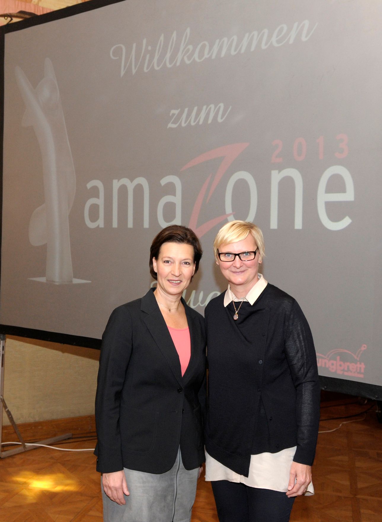 Am 15. Oktober 2013 nahm Frauenministerin Gabriele Heinisch-Hosek an der Verleihung des Amazone Awards des Vereins Spungbrett teil. Im Bild mit Frauenstadtr&auml;tin Sandra Frauenberger (r.).