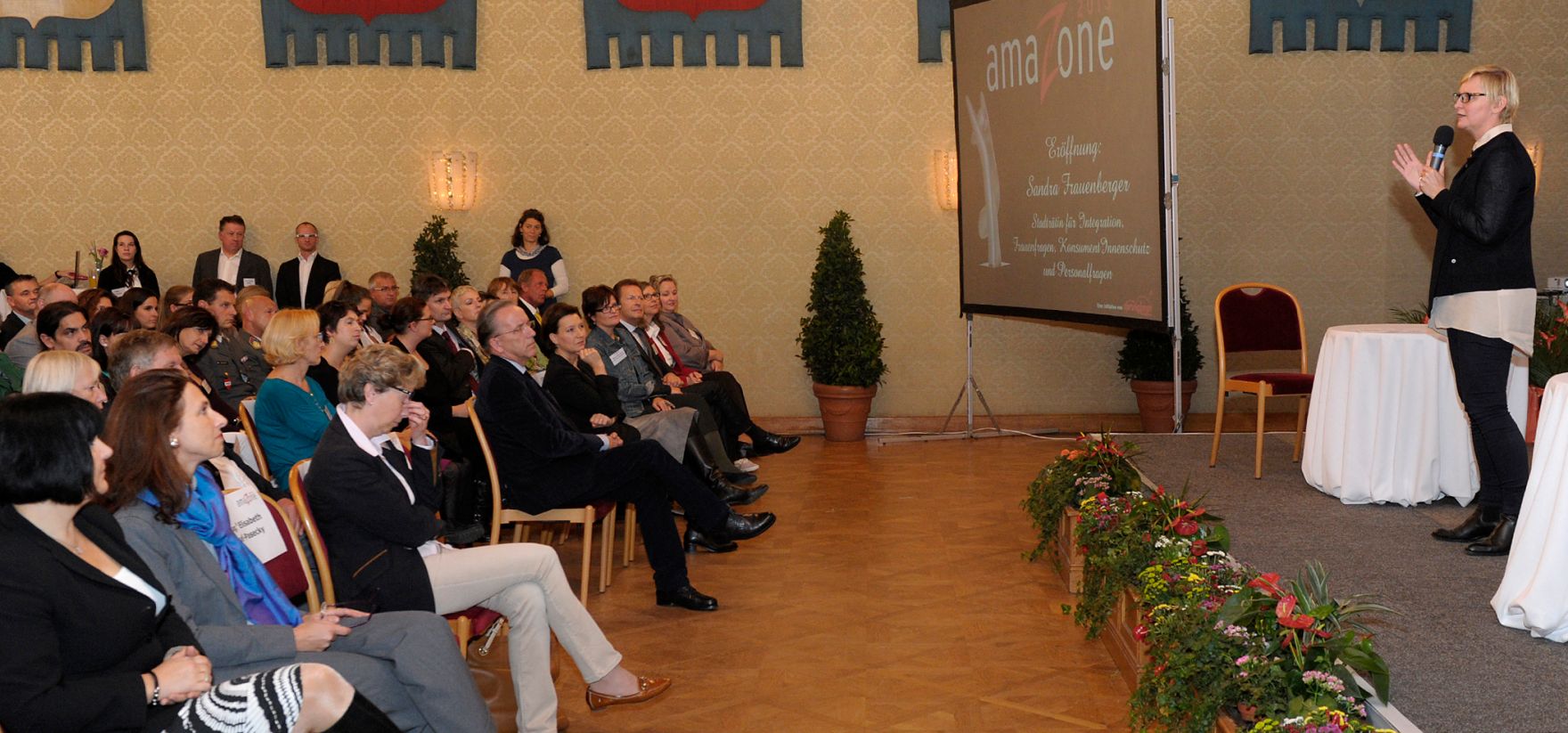 Am 15. Oktober 2013 nahm Frauenministerin Gabriele Heinisch-Hosek an der Verleihung des Amazone Awards des Vereins Spungbrett teil. Im Bild Frauenstadtr&auml;tin Sandra Frauenberger (r.), die die Veranstaltung er&ouml;ffnete.