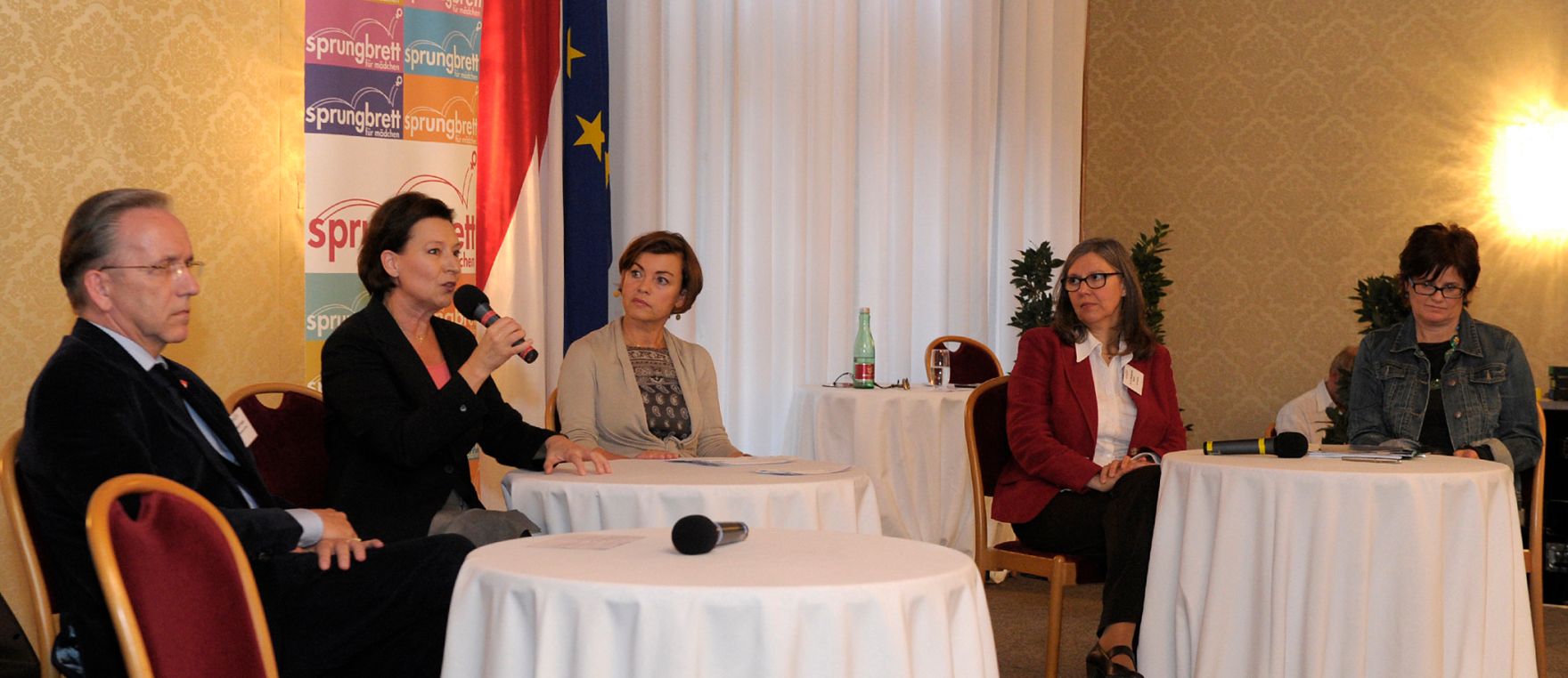 Am 15. Oktober 2013 nahm die Frauenministerin an der Verleihung des Amazone Awards des Vereins Spungbrett teil. Im Bild (v.l.n.r.) bei der Podiumsdiskussion Arbeiterkammerpr&auml;sident Rudolf Kaske, Frauenministerin Gabriele Heinisch-Hosek, Moderatorin Renata Schmidtkunz, Margarete Bican vom Verein Sprungbrett und Petra Draxl vom AMS Wien.