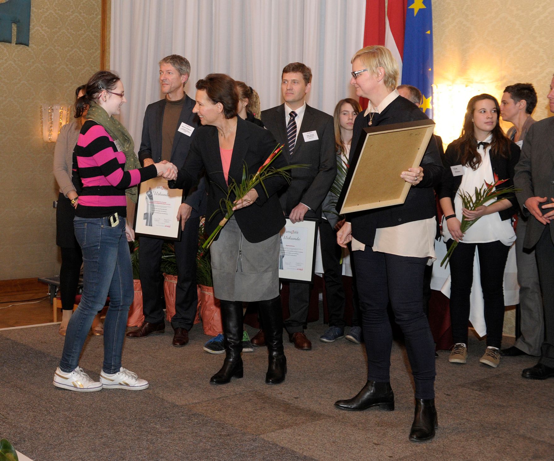 Am 15. Oktober 2013 nahm Frauenministerin Gabriele Heinisch-Hosek (m.) an der Verleihung des Amazone Awards des Vereins Spungbrett teil. Im Bild mit Frauenstadtr&auml;tin Sandra Frauenberger (r.) bei der Verleihung der Urkunden an alle teilnehmenden Betriebe.