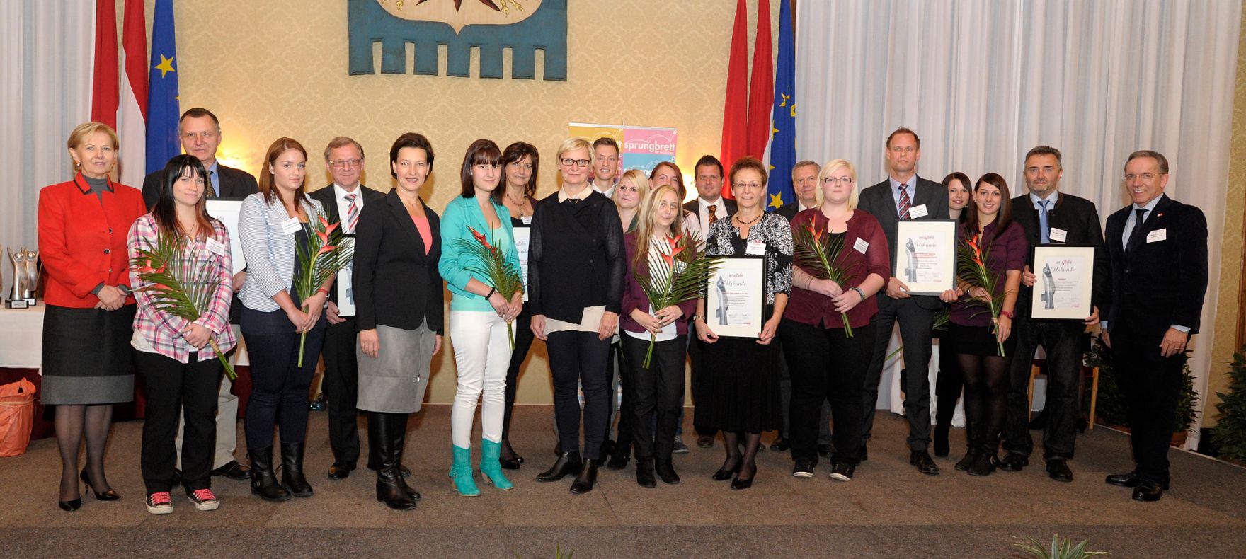 Am 15. Oktober 2013 nahm Frauenministerin Gabriele Heinisch-Hosek an der Verleihung des Amazone Awards des Vereins Spungbrett teil. Im Bild mit allen teilnehmenden Betrieben der Kategorie &quot;&Ouml;ffentliche und &ouml;ffentlichkeitsnahe Unternehmen&quot;.
