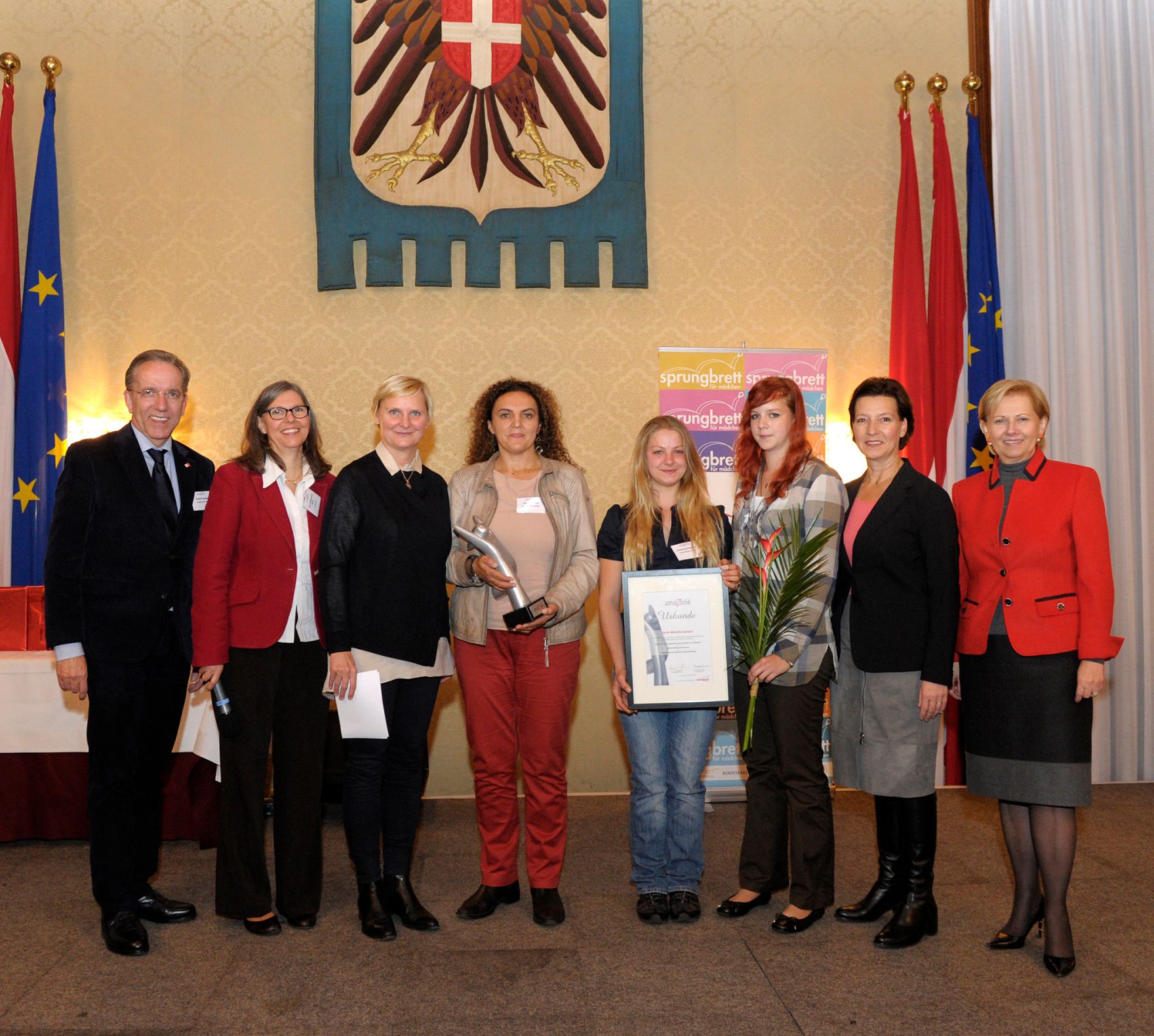 Am 15. Oktober 2013 nahm Frauenministerin Gabriele Heinisch-Hosek an der Verleihung des Amazone Awards des Vereins Spungbrett teil. Im Bild mit den Gewinnerinnen und Gewinnern des Amazone Awards in der Kategorie &quot;Kleinst- und Kleinbetriebe&quot;.