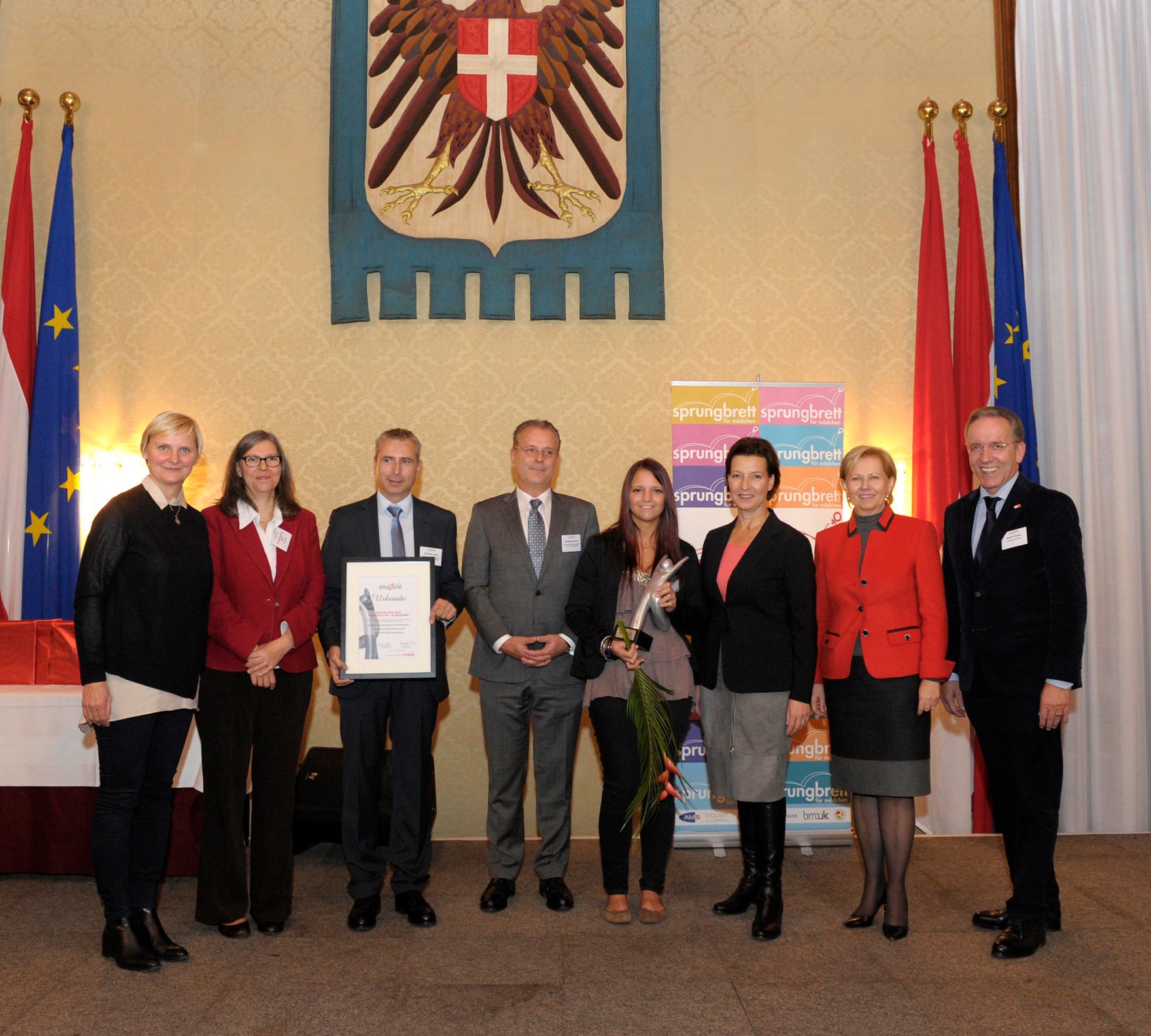 Am 15. Oktober 2013 nahm Frauenministerin Gabriele Heinisch-Hosek an der Verleihung des Amazone Awards des Vereins Spungbrett teil. Im Bild mit den Gewinnerinnen und Gewinnern des Amazone Awards in der Kategorie &quot;Mittelbetriebe&quot;.