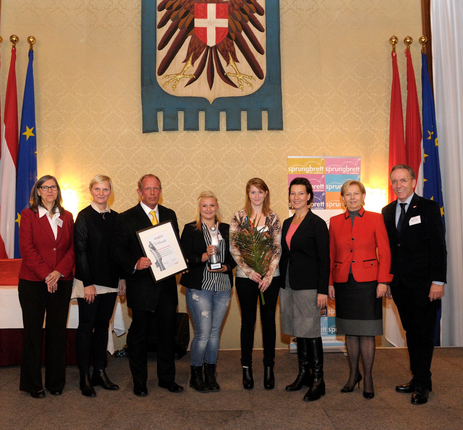 Am 15. Oktober 2013 nahm Frauenministerin Gabriele Heinisch-Hosek an der Verleihung des Amazone Awards des Vereins Spungbrett teil. Im Bild mit den Gewinnerinnen und Gewinnern des Amazone Awards in der Kategorie &quot;Gro&szlig;betriebe&quot;.