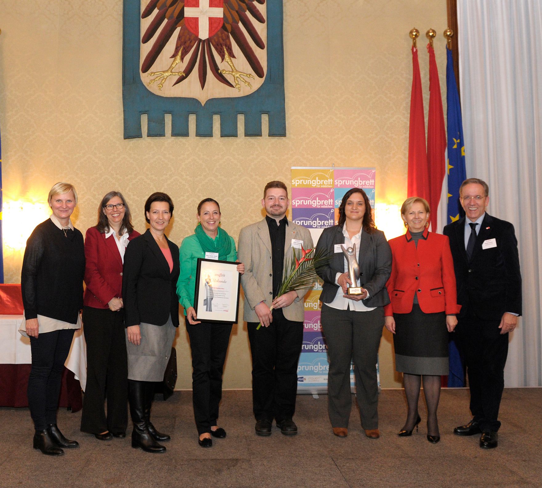 Am 15. Oktober 2013 nahm Frauenministerin Gabriele Heinisch-Hosek an der Verleihung des Amazone Awards des Vereins Spungbrett teil. Im Bild mit den Gewinnerinnen und Gewinnern des Amazone Awards in der Kategorie &quot;&Ouml;ffentliche und &ouml;ffentlichkeitsnahe Unternehmen&quot;.