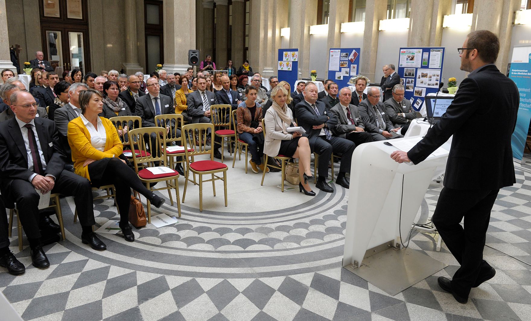 Am 17. Oktober 2013 &uuml;berreichte Andreas Buchta-Kadanka (r.) in Vertretung f&uuml;r Frauenministerin Gabriele Heinisch-Hosek das CAF-G&uuml;tesiegel an die Bezirkshauptmannschaft Rohrbach.