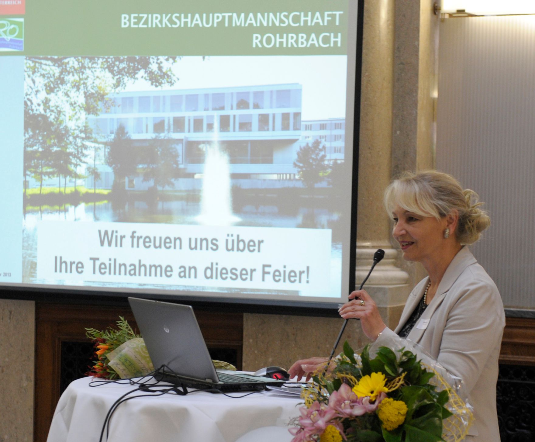 Am 17. Oktober 2013 &uuml;berreichte Andreas Buchta-Kadanka in Vertretung f&uuml;r Frauenministerin Gabriele Heinisch-Hosek das CAF-G&uuml;tesiegel an die Bezirkshauptmannschaft Rohrbach. Im Bild Bezirkshauptfrau Wilbirg Mitterlehner bei den Dankesworten.