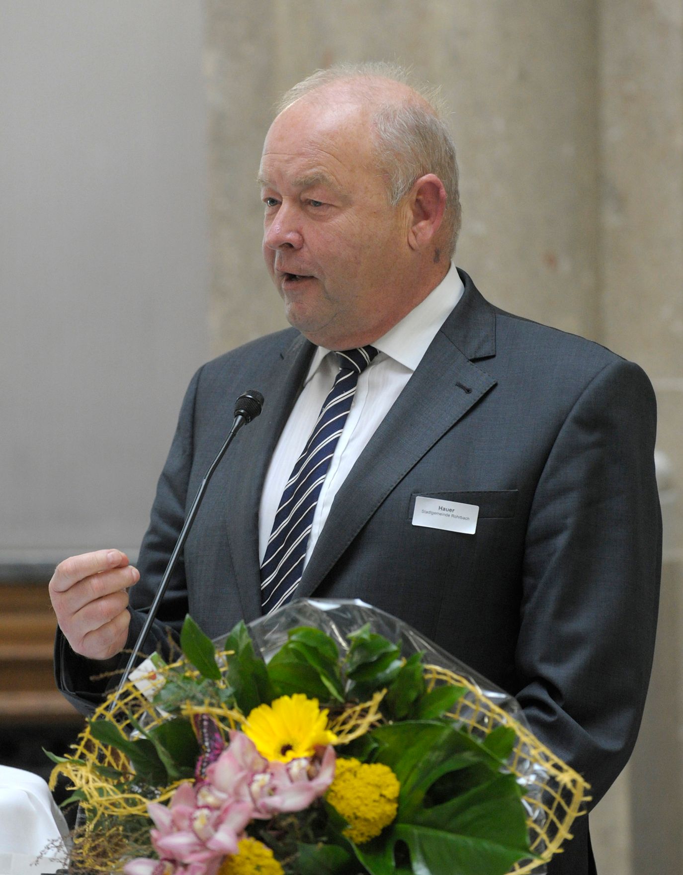 Am 17. Oktober 2013 &uuml;berreichte Andreas Buchta-Kadanka in Vertretung f&uuml;r Frauenministerin Gabriele Heinisch-Hosek das CAF-G&uuml;tesiegel an die Bezirkshauptmannschaft Rohrbach. Im Bild Josef Hauer, der B&uuml;rgermeister der Gemeinde Rohrbach.