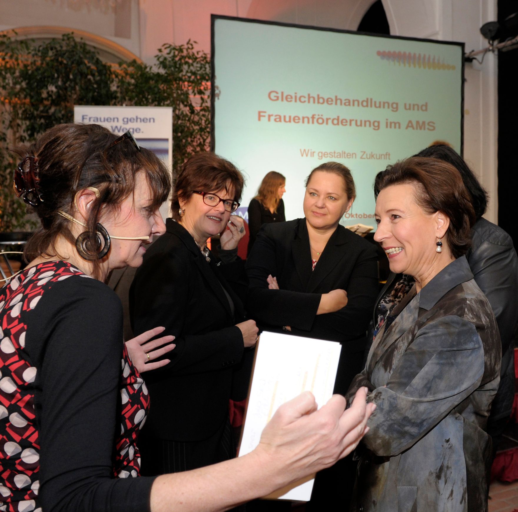 Am 23. Oktober 2013 er&ouml;ffnete Frauenministerin Gabriele Heinisch-Hosek (r.) die AMS-Tagung &bdquo;Gleichbehandlung und Frauenf&ouml;rderung im AMS&quot;.