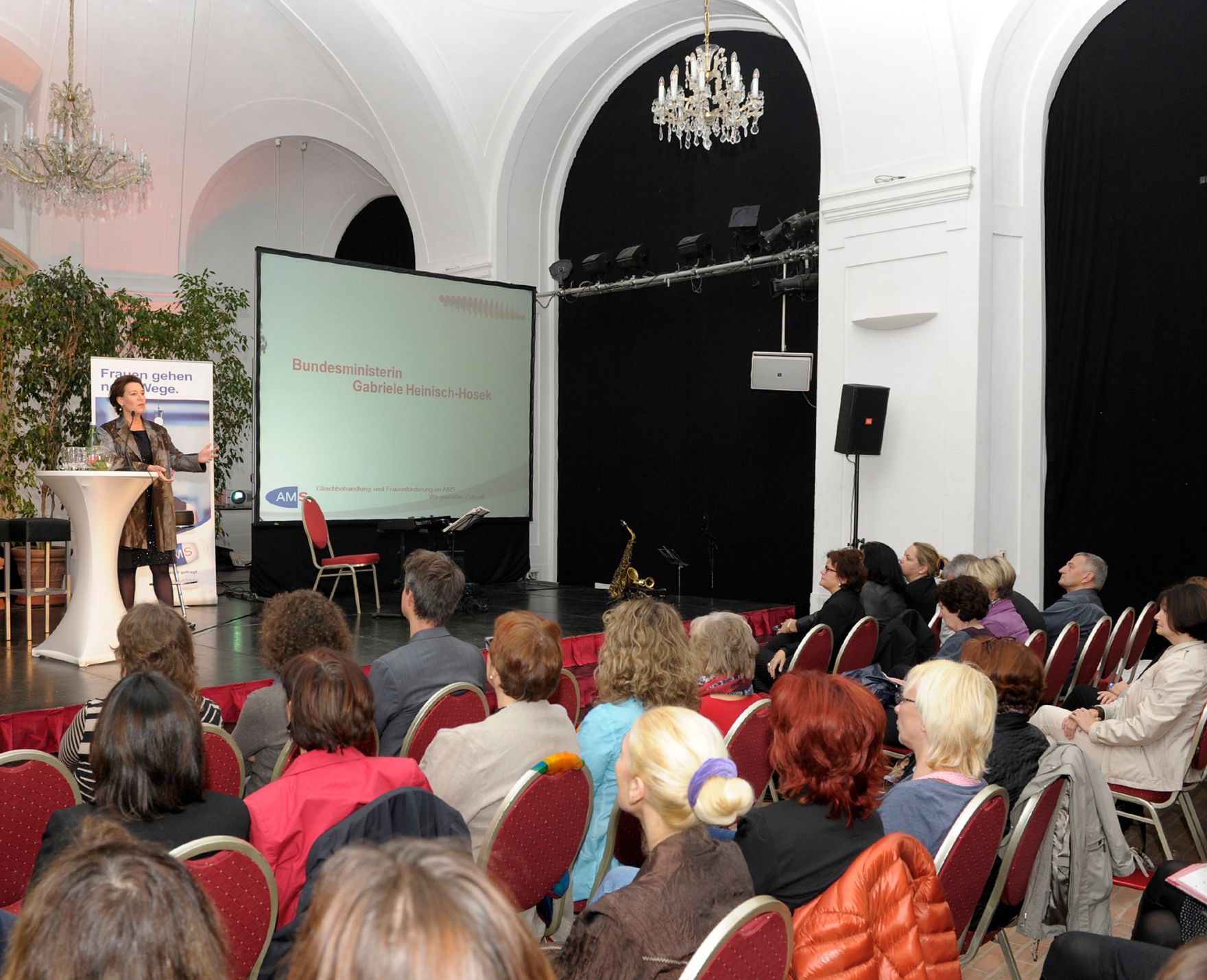 Am 23. Oktober 2013 nahm Frauenministerin Gabriele Heinisch-Hosek (im Bild) bei der Diskussion &bdquo;Wir gestalten Zukunft&ldquo; der AMS-Tagung &bdquo;Gleichbehandlung und Frauenf&ouml;rderung im AMS&ldquo; teil.