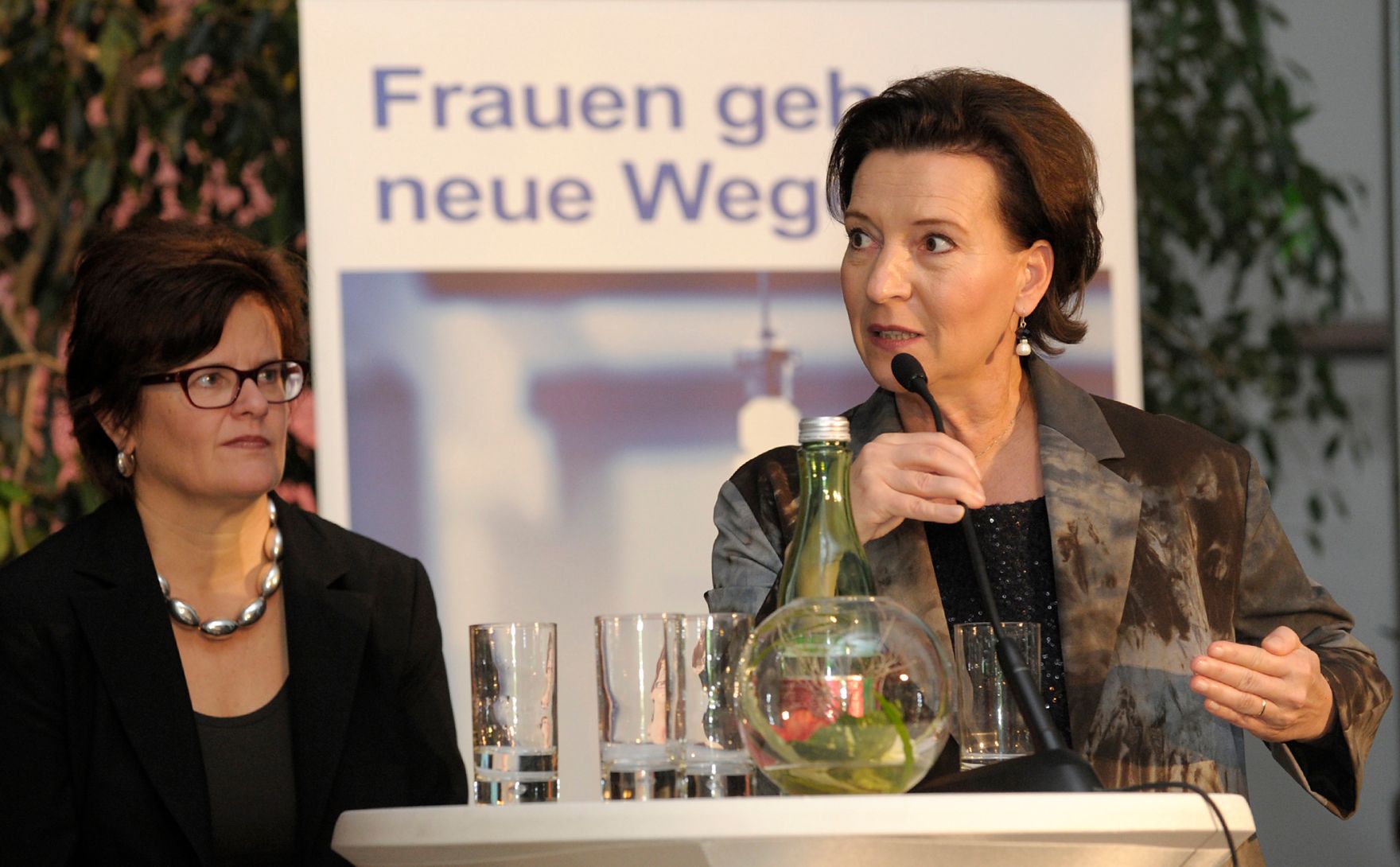 Am 23. Oktober 2013 nahm Fraueministerin Gabriele Heinisch-Hosek (r.) bei der Diskussion &bdquo;Wir gestalten Zukunft&ldquo; der AMS-Tagung &bdquo;Gleichbehandlung und Frauenf&ouml;rderung im AMS&ldquo; teil. Im Bild mit Petra Draxl (l.), Landesgesch&auml;ftsf&uuml;hrerin des AMS Wien.