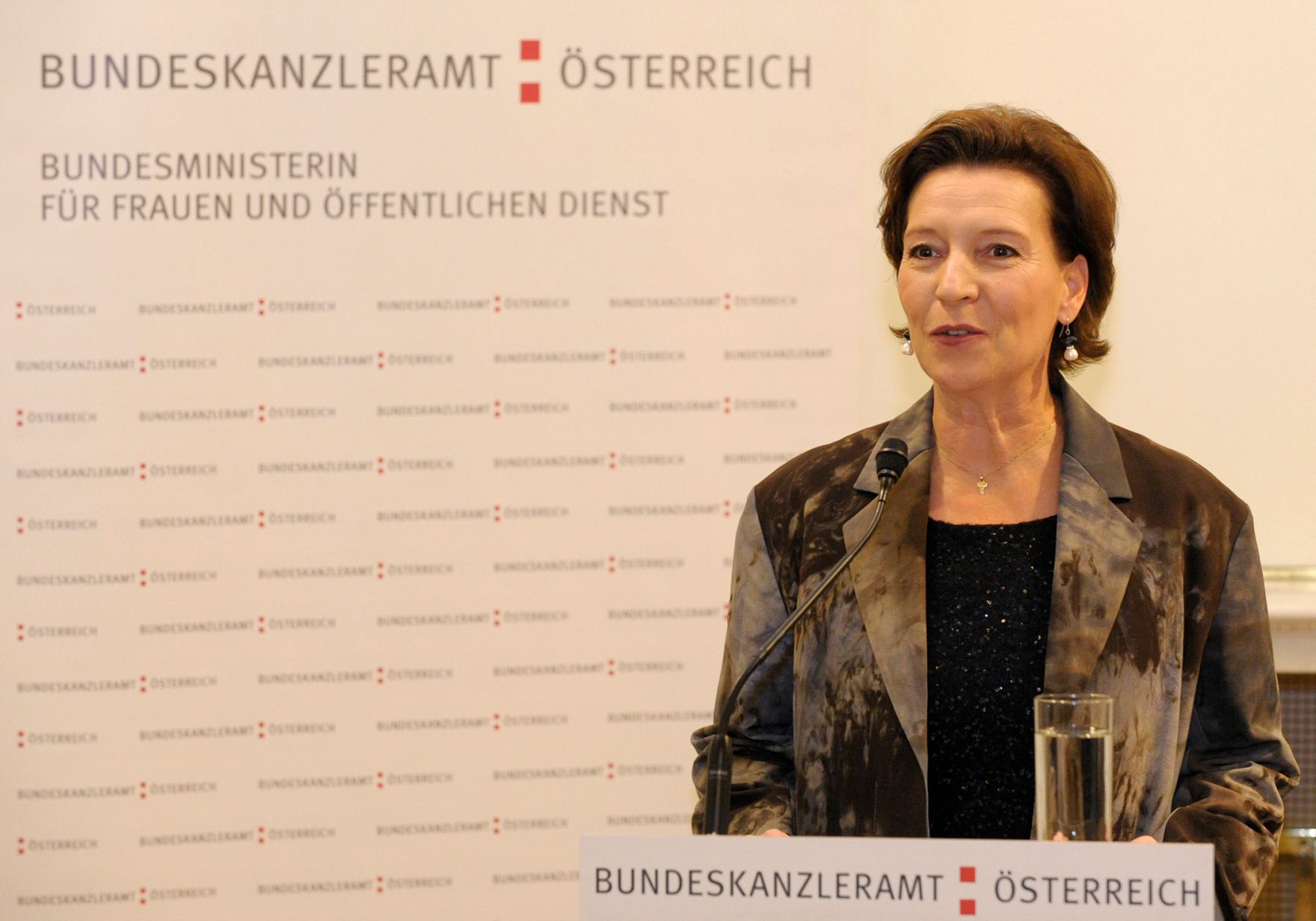 Am 23. Oktober 2013 lud Frauenministerin Gabriele Heinisch-Hosek (im Bild) zur Verleihung des Frauen-Lebenswerk-Preises 2013 sowie des K&auml;the Leichter Preises 2013 ins Bundeskanzleramt.