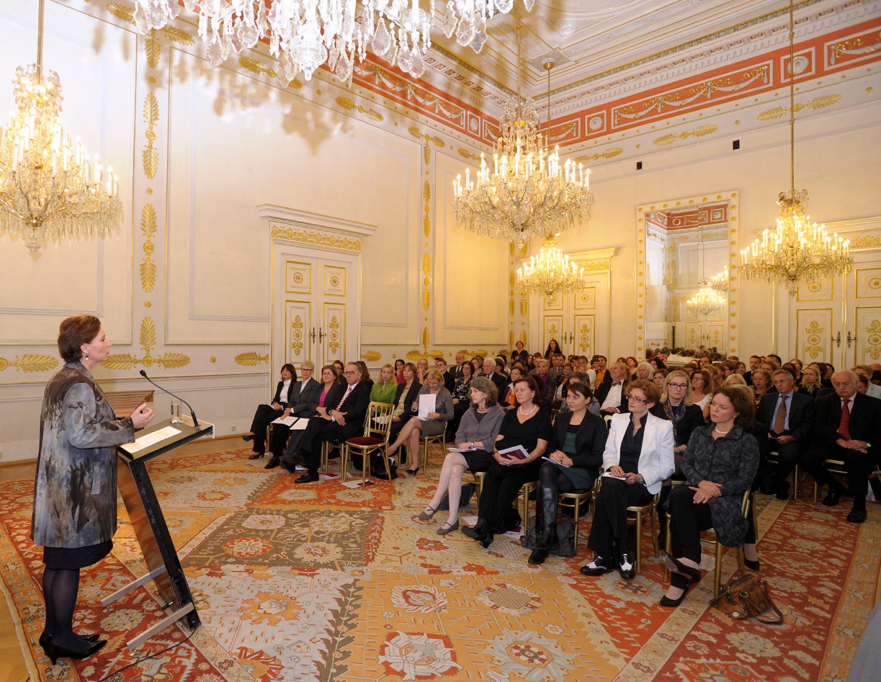 Am 23. Oktober 2013 lud Frauenministerin Gabriele Heinisch-Hosek (im Bild) zur Verleihung des Frauen-Lebenswerk-Preises 2013 sowie des K&auml;the Leichter Preises 2013 ins Bundeskanzleramt.