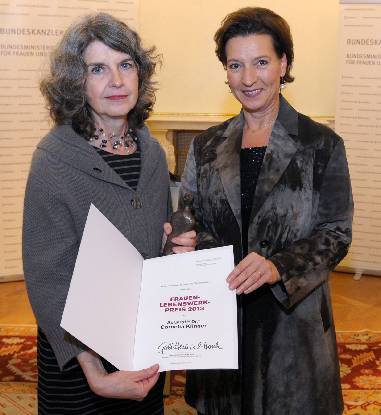 Am 23. Oktober 2013 lud Frauenministerin Gabriele Heinisch-Hosek zur Verleihung des Frauen-Lebenswerk-Preises 2013 sowie des K&auml;the Leichter Preises 2013 ins Bundeskanzleramt. Im Bild (r.) mit Preistr&auml;gerin Cornelia Klinger (l.).