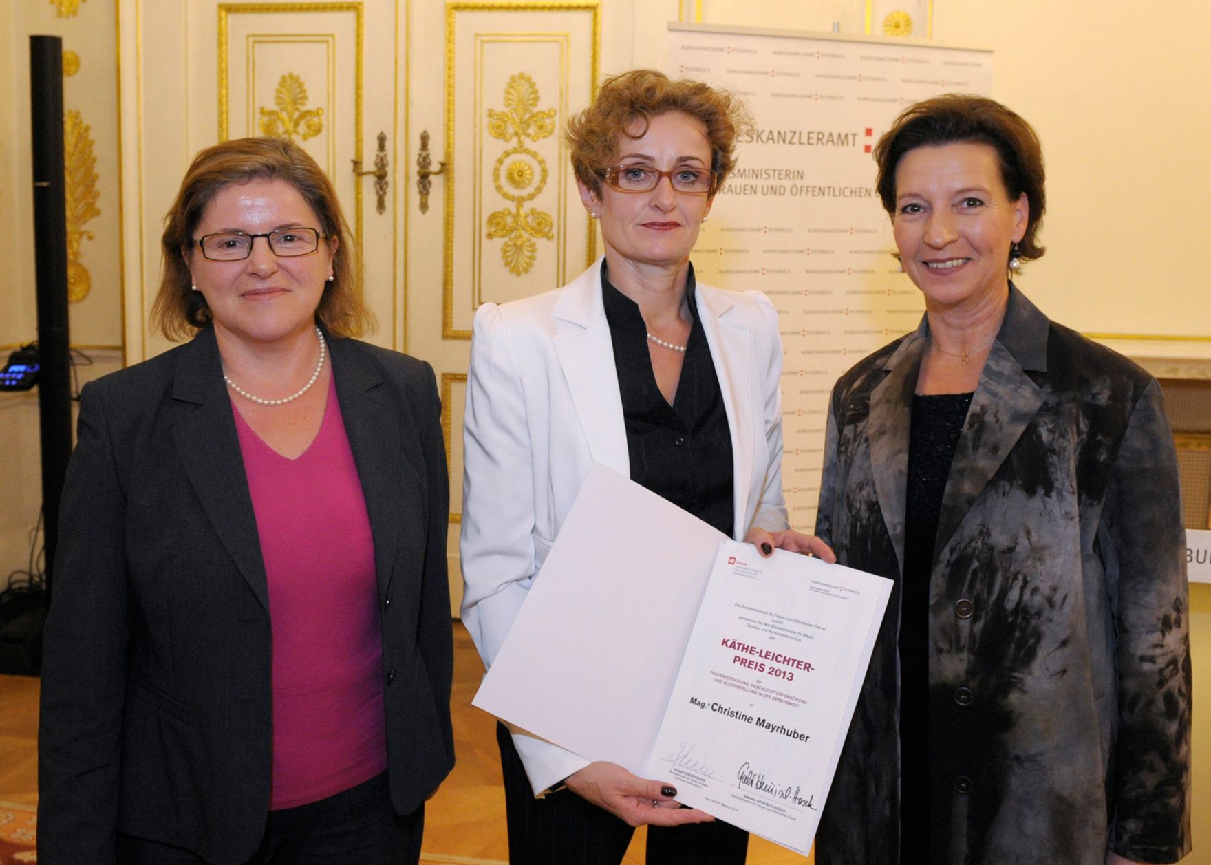 Am 23. Oktober 2013 lud Frauenministerin Gabriele Heinisch-Hosek zur Verleihung des Frauen-Lebenswerk-Preises 2013 sowie des K&auml;the Leichter Preises 2013 ins Bundeskanzleramt. Im Bild (r.) mit Preistr&auml;gerin Christine Mayrhuber (m.) und Anna Ritzberger-Moser (l. )vom Bundesministerium f&uuml;r Arbeit, Soziales und Konsumentenschutz.