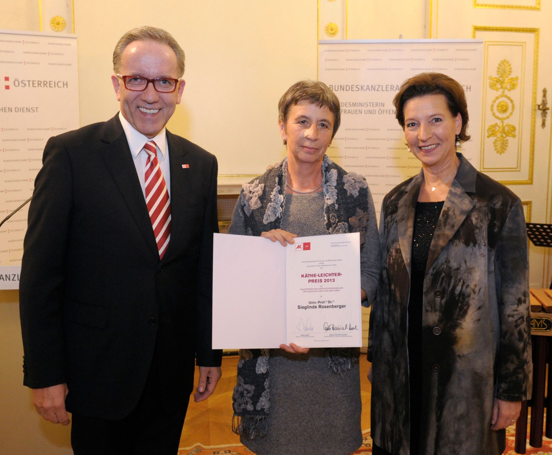 Am 23. Oktober 2013 lud Frauenministerin Gabriele Heinisch-Hosek zur Verleihung des Frauen-Lebenswerk-Preises 2013 sowie des K&auml;the Leichter Preises 2013 ins Bundeskanzleramt. Im Bild (r.) mit Preistr&auml;gerin Sieglinde Rosenberger (m.) und Arbeiterkammer-Pr&auml;sident Rudolf Kaske (l.).