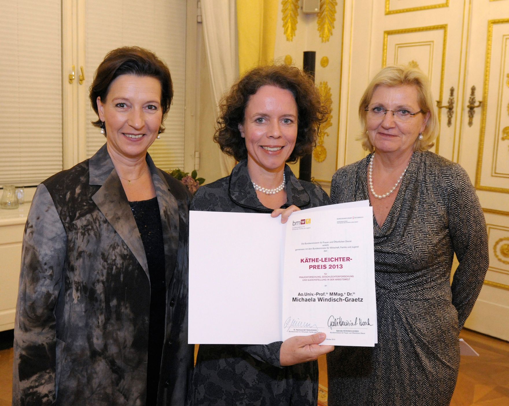 Am 23. Oktober 2013 lud Frauenministerin Gabriele Heinisch-Hosek zur Verleihung des Frauen-Lebenswerk-Preises 2013 sowie des K&auml;the Leichter Preises 2013 ins Bundeskanzleramt. Im Bild (l.) mit Preistr&auml;gerin Michaela Windisch-Graetz (m.) und Ingrid Nemec vom Bundesministerium f&uuml;r Wirtschaft, Familie und Jugend (r.).