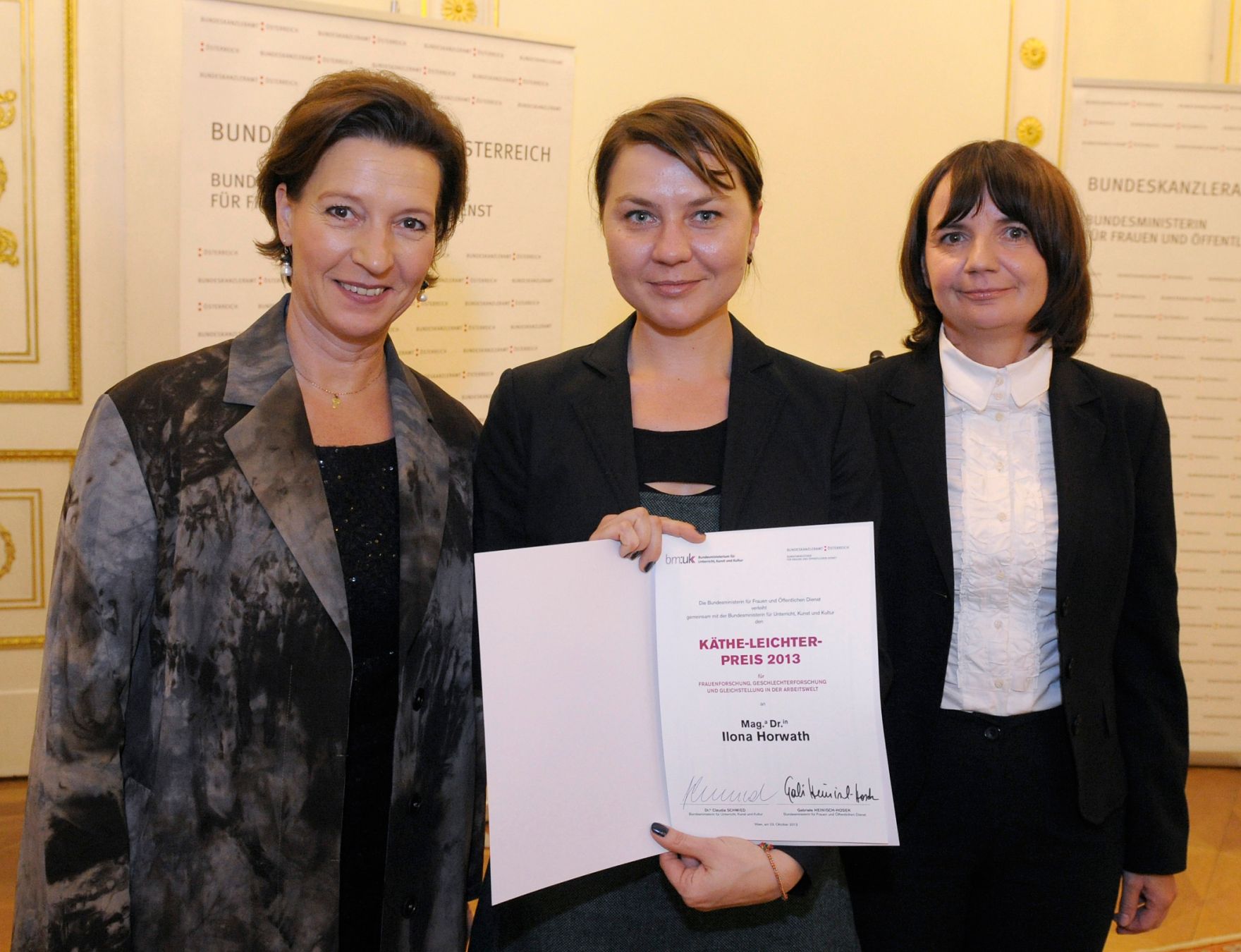 Am 23. Oktober 2013 lud Frauenministerin Gabriele Heinisch-Hosek zur Verleihung des Frauen-Lebenswerk-Preises 2013 sowie des K&auml;the Leichter Preises 2013 ins Bundeskanzleramt. Im Bild (l.) mit Preistr&auml;gerin Ilona Horwath (m.) und Heidrun Strohmeyer vom Bundesministerium f&uuml;r Unterricht, Kunst und Kultur (r.).