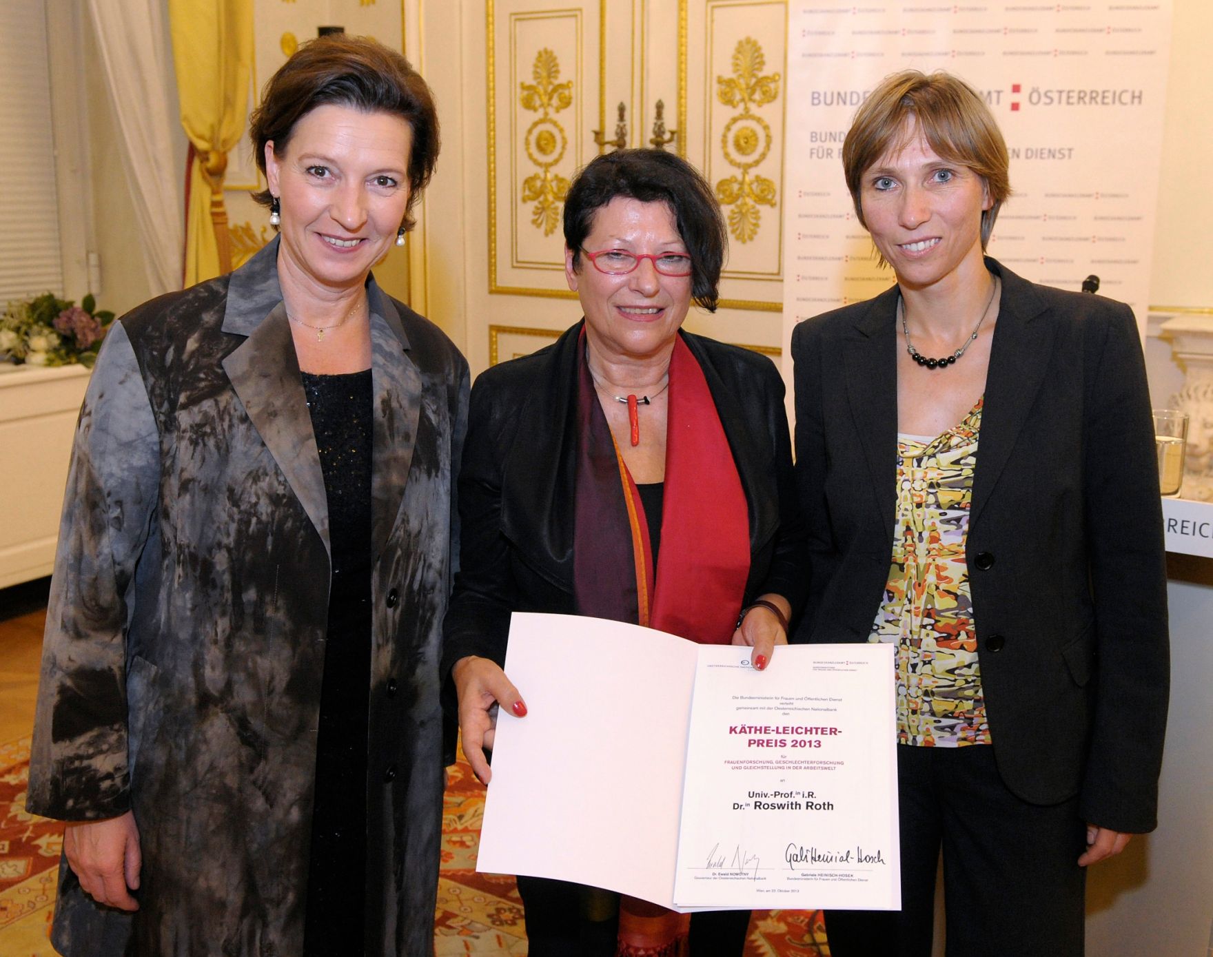 Am 23. Oktober 2013 lud Frauenministerin Gabriele Heinisch-Hosek zur Verleihung des Frauen-Lebenswerk-Preises 2013 sowie des K&auml;the Leichter Preises 2013 ins Bundeskanzleramt. Im Bild (l.) mit Preistr&auml;gerin Roswith Roth (m.) und Julia W&ouml;rtz von der &Ouml;sterreichischen Nationalbank (r.).