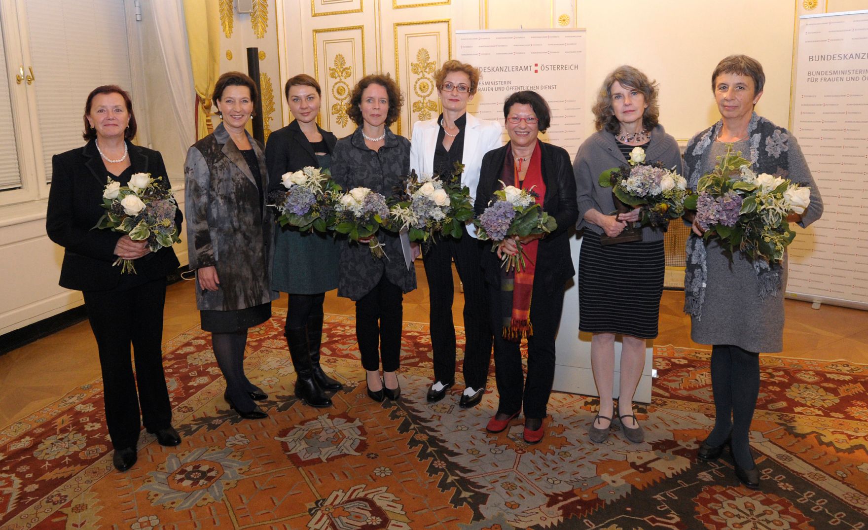 Am 23. Oktober 2013 lud Frauenministerin Gabriele Heinisch-Hosek zur Verleihung des Frauen-Lebenswerk-Preises 2013 sowie des K&auml;the Leichter Preises 2013 ins Bundeskanzleramt. Im Bild (v.l.n.r.) Doris Guggenberger, Frauenministerin Gabriele Heinisch-Hosek, Ilona Horwath, Michaela Windisch-Graetz, Christine Mayrhuber, Roswith Roth, Cornelia Klinger und Sieglinde Rosenberger.