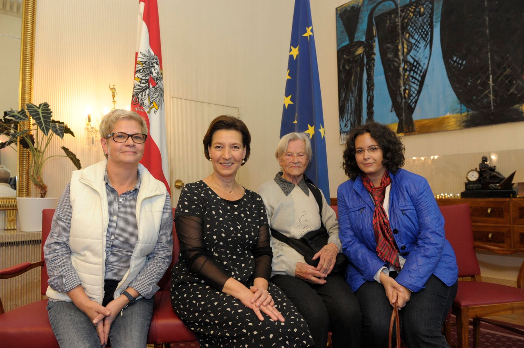 Am 26. Oktober 2013 empfing Frauenministerin Gabriele Heinisch-Hosek im Rahmen des Nationalfeiertages Besucherinnen und Besucher im Bundeskanzleramt.