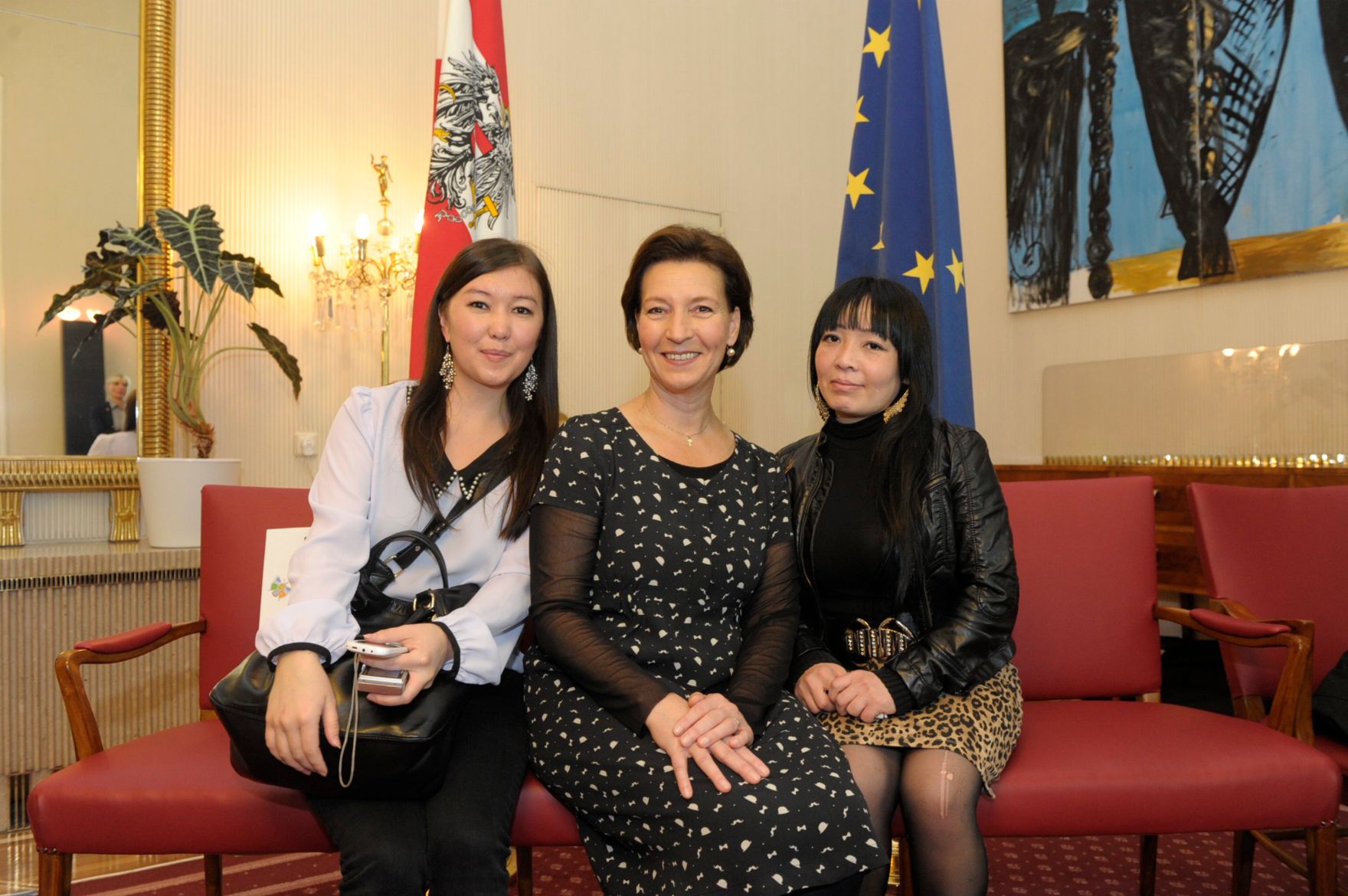 Am 26. Oktober 2013 empfing Frauenministerin Gabriele Heinisch-Hosek im Rahmen des Nationalfeiertages Besucherinnen und Besucher im Bundeskanzleramt.